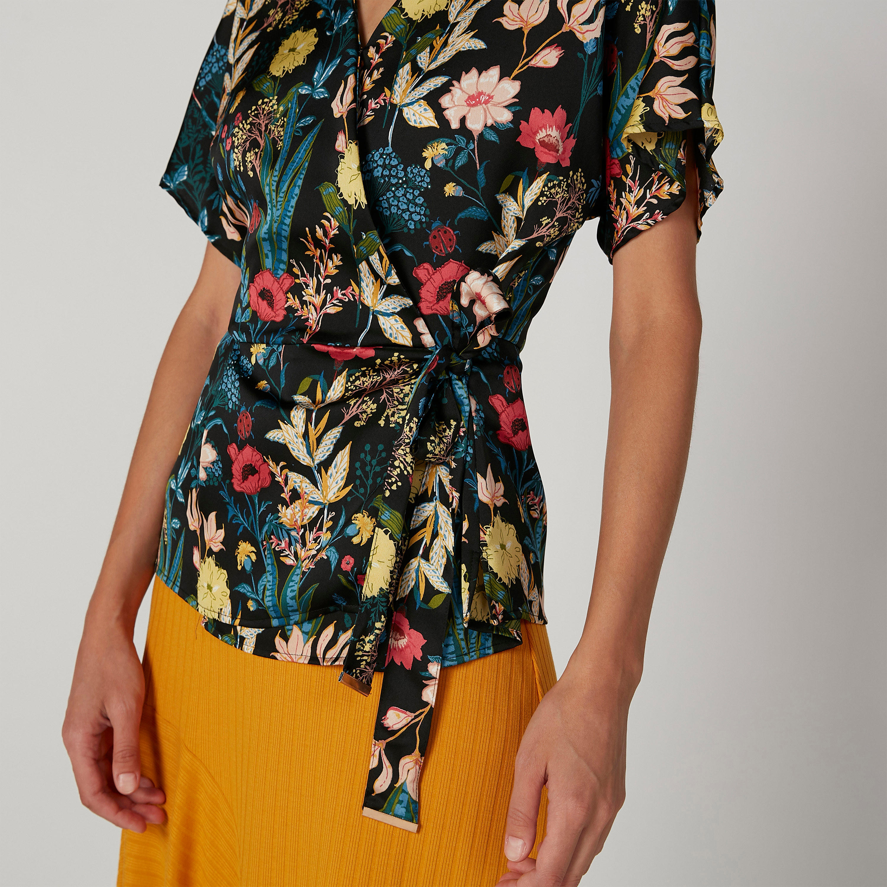 بلوزة ملفوفة بياقة V وأربطة وطبعات من آيكونيك-women-clothing-shirtsandblouses-blouses-image-3