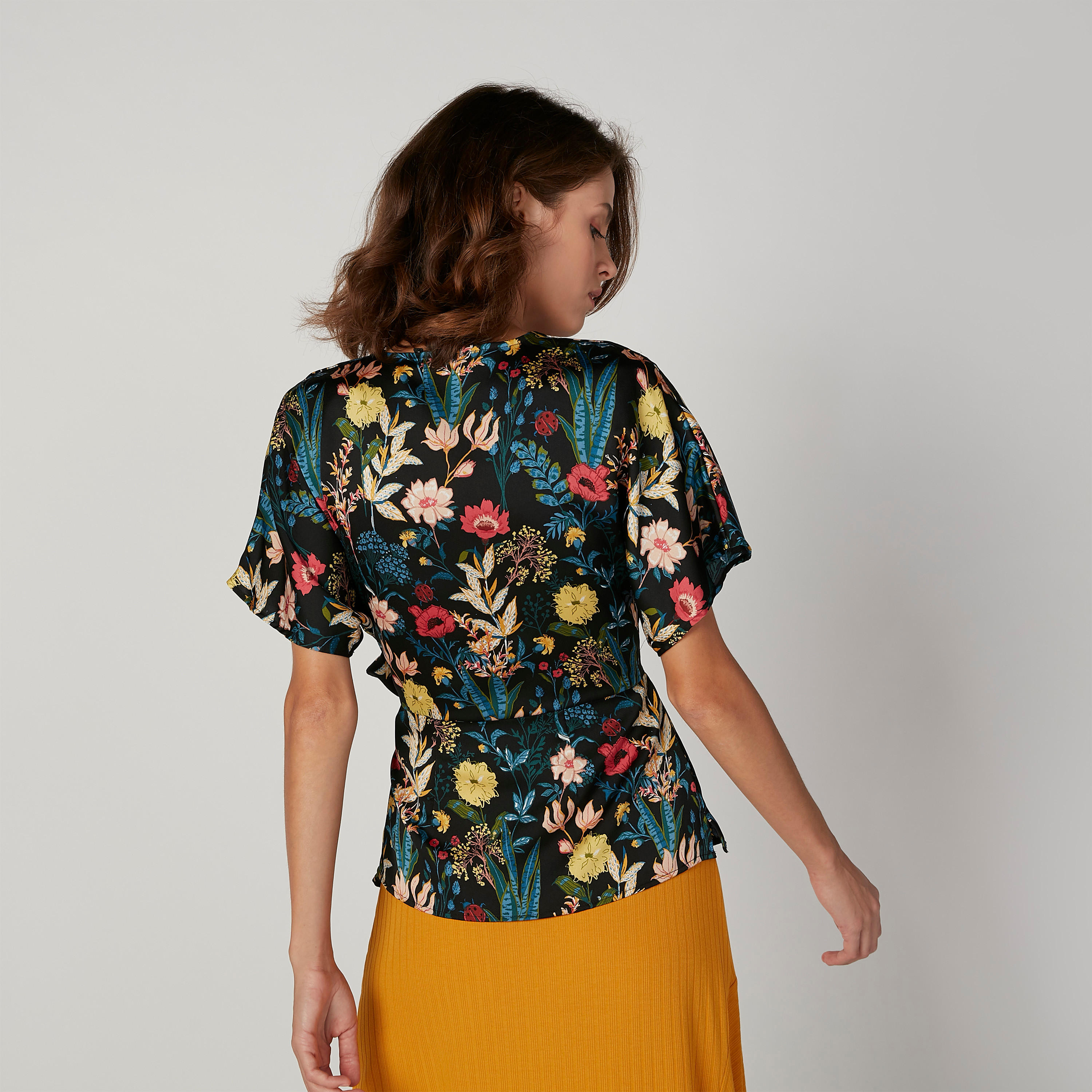 بلوزة ملفوفة بياقة V وأربطة وطبعات من آيكونيك-women-clothing-shirtsandblouses-blouses-image-2