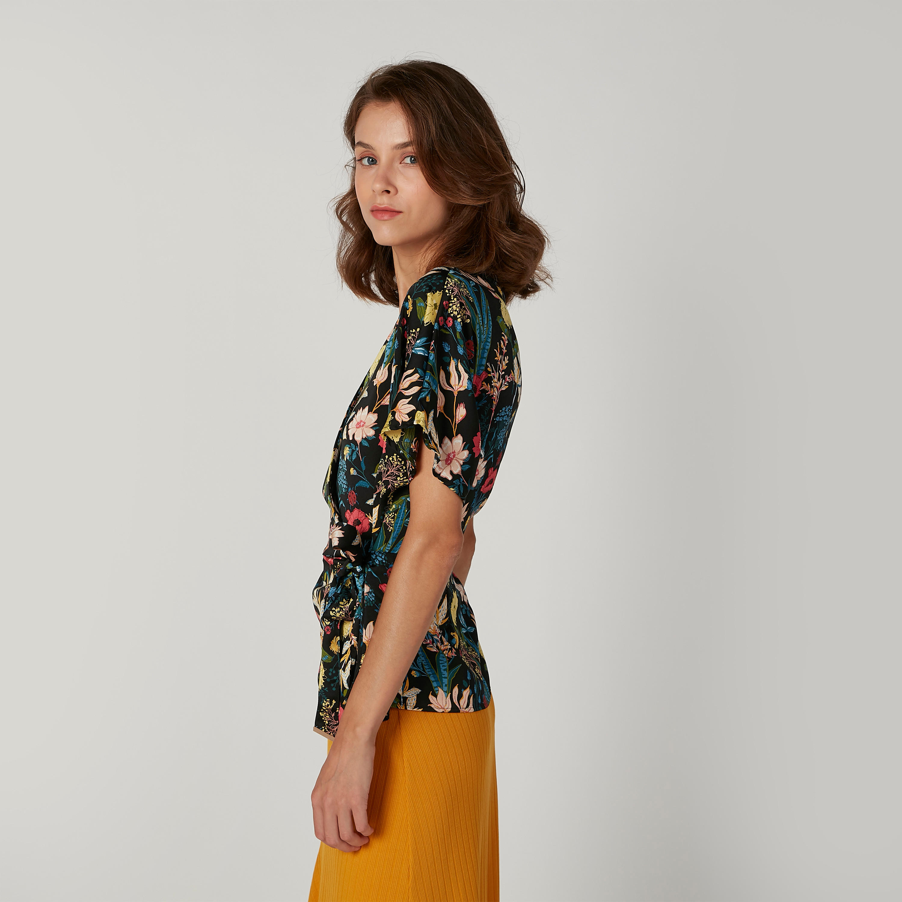 بلوزة ملفوفة بياقة V وأربطة وطبعات من آيكونيك-women-clothing-shirtsandblouses-blouses-image-1