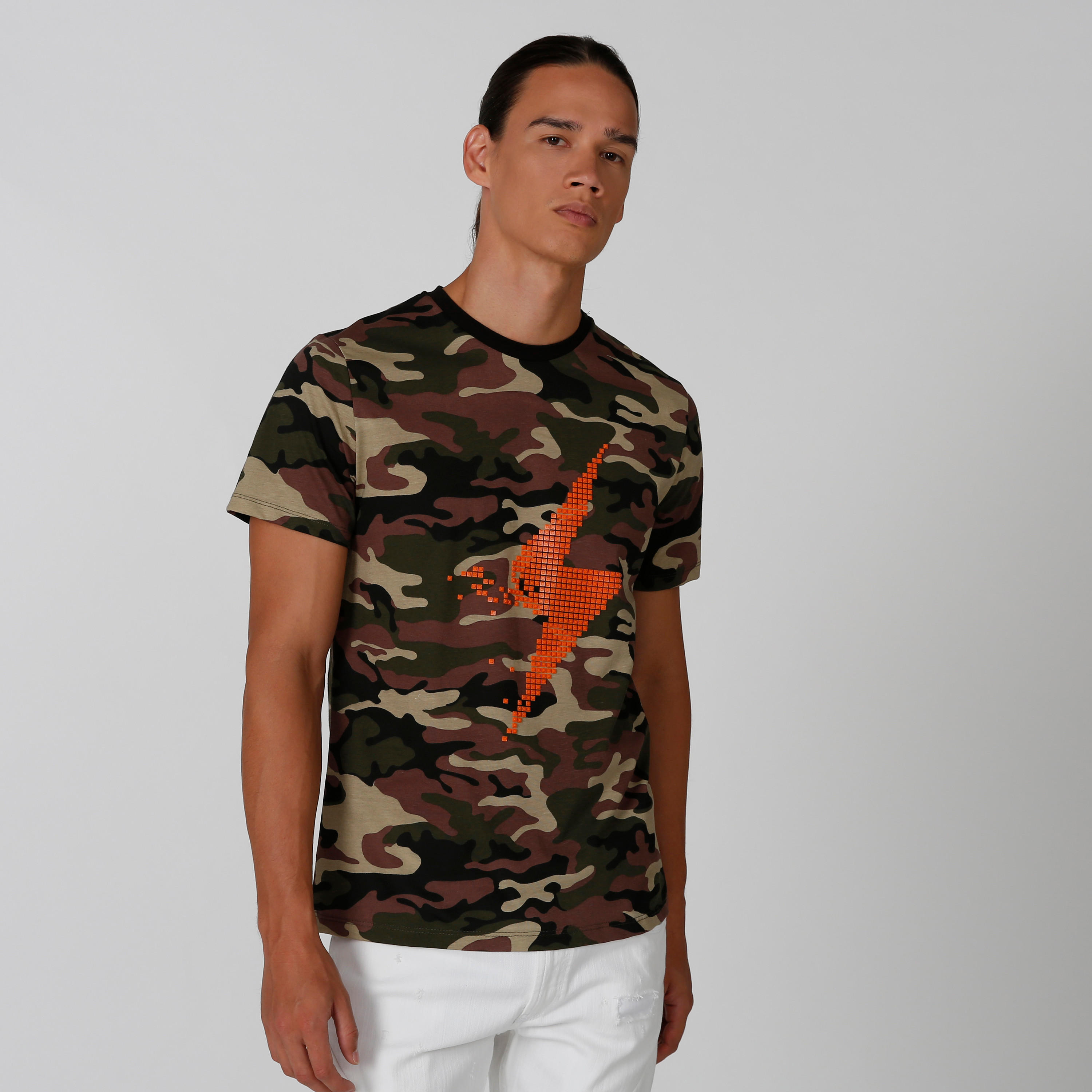 تيشيرت سليم بياقة ضيّقة وأكمام قصيرة وطبعات من آيكونيك-men-clothing-tshirtsandpolos-tshirts-image-1
