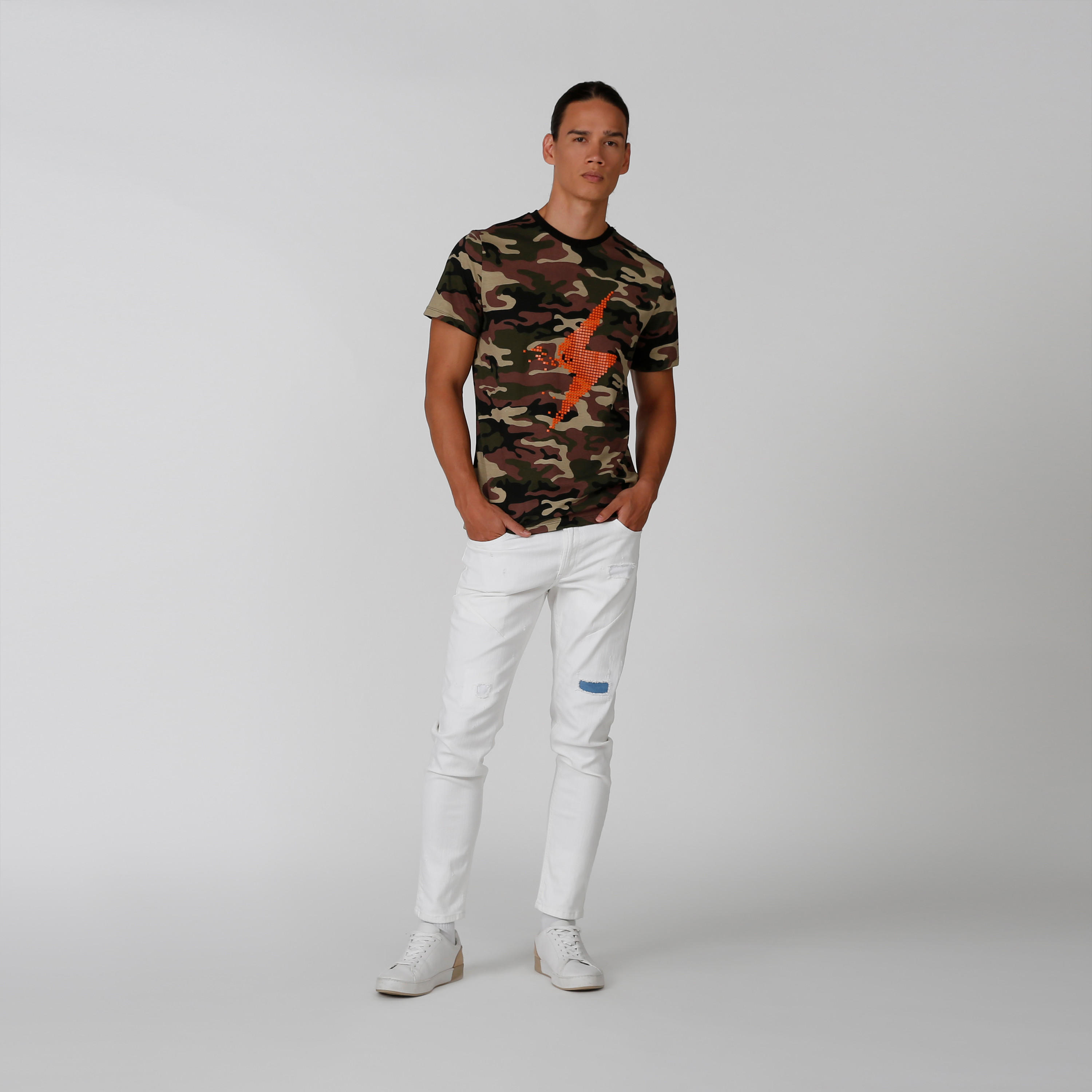 تيشيرت سليم بياقة ضيّقة وأكمام قصيرة وطبعات من آيكونيك-men-clothing-tshirtsandpolos-tshirts-image-3