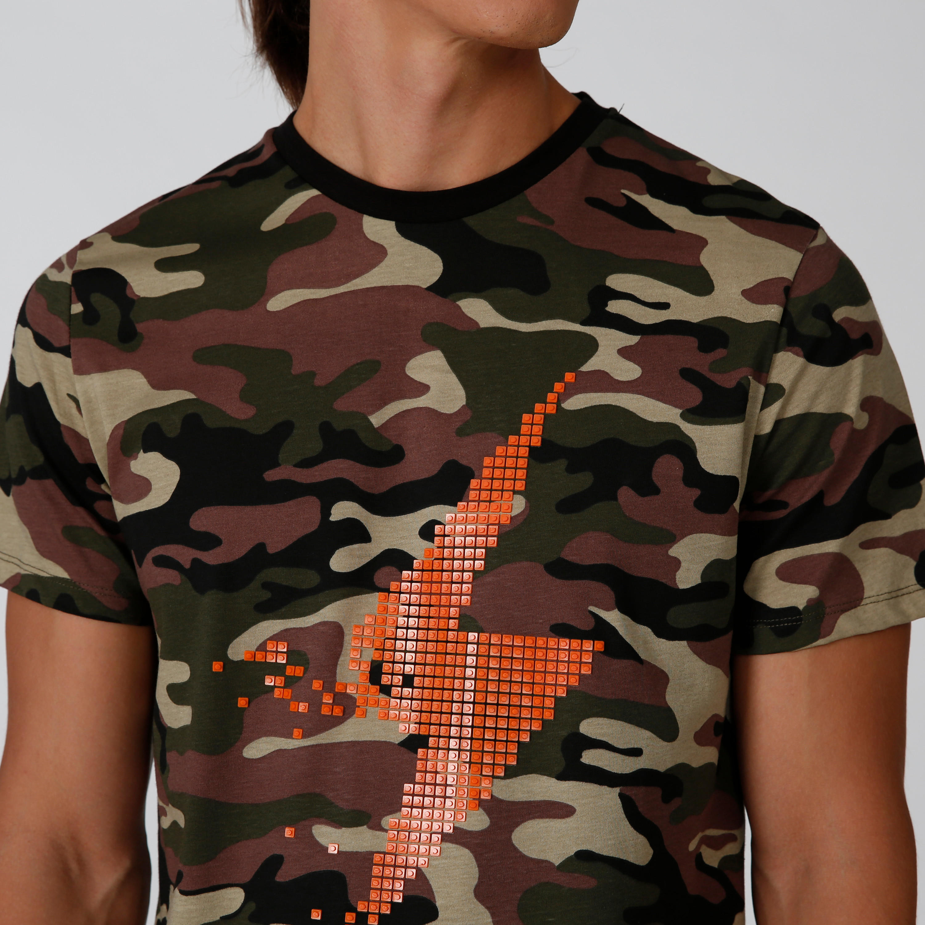 تيشيرت سليم بياقة ضيّقة وأكمام قصيرة وطبعات من آيكونيك-men-clothing-tshirtsandpolos-tshirts-image-5
