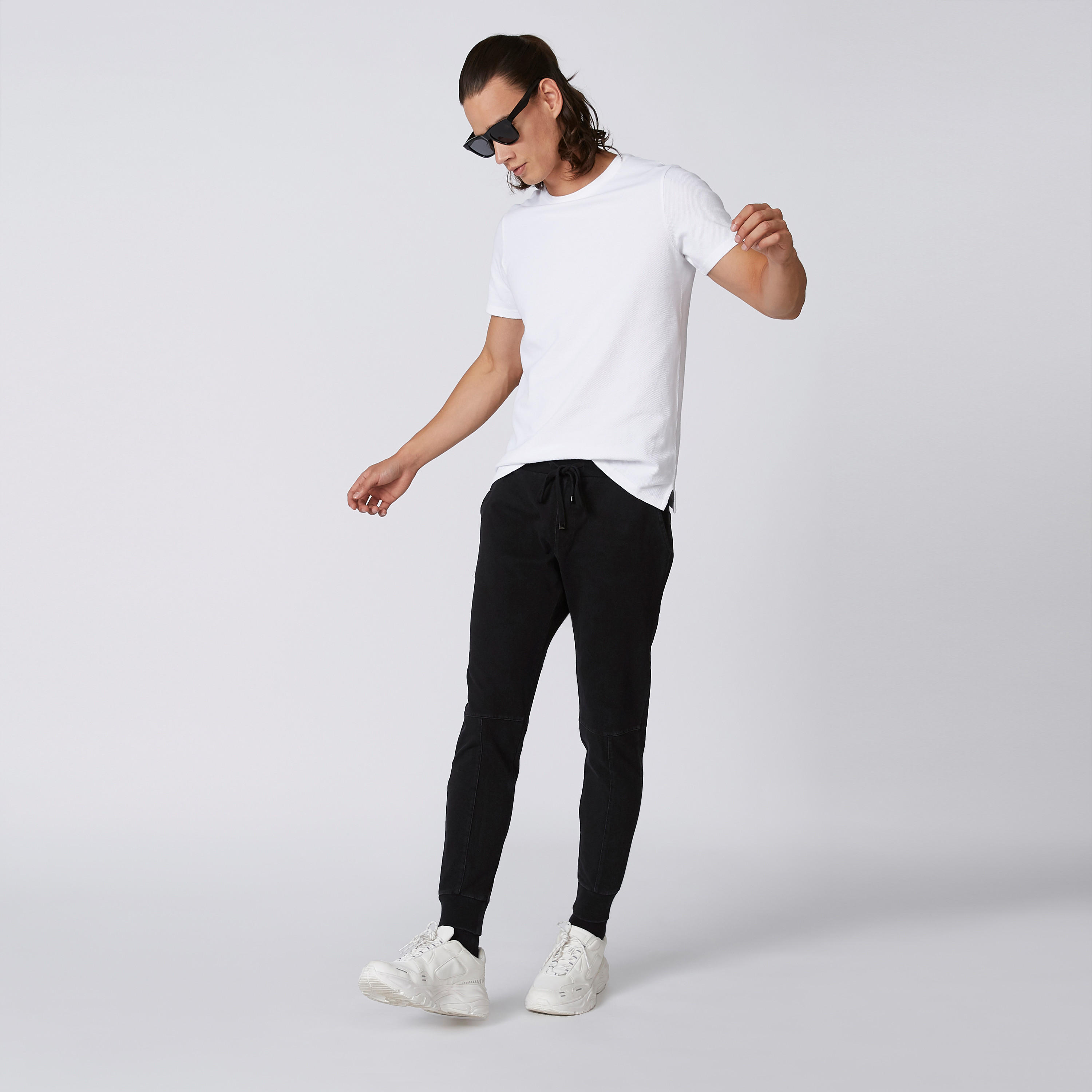 بنطلون رياضي سادة بقصة سليم ورباط خصر من آيكونيك-men-clothing-bottoms-joggers-image-1