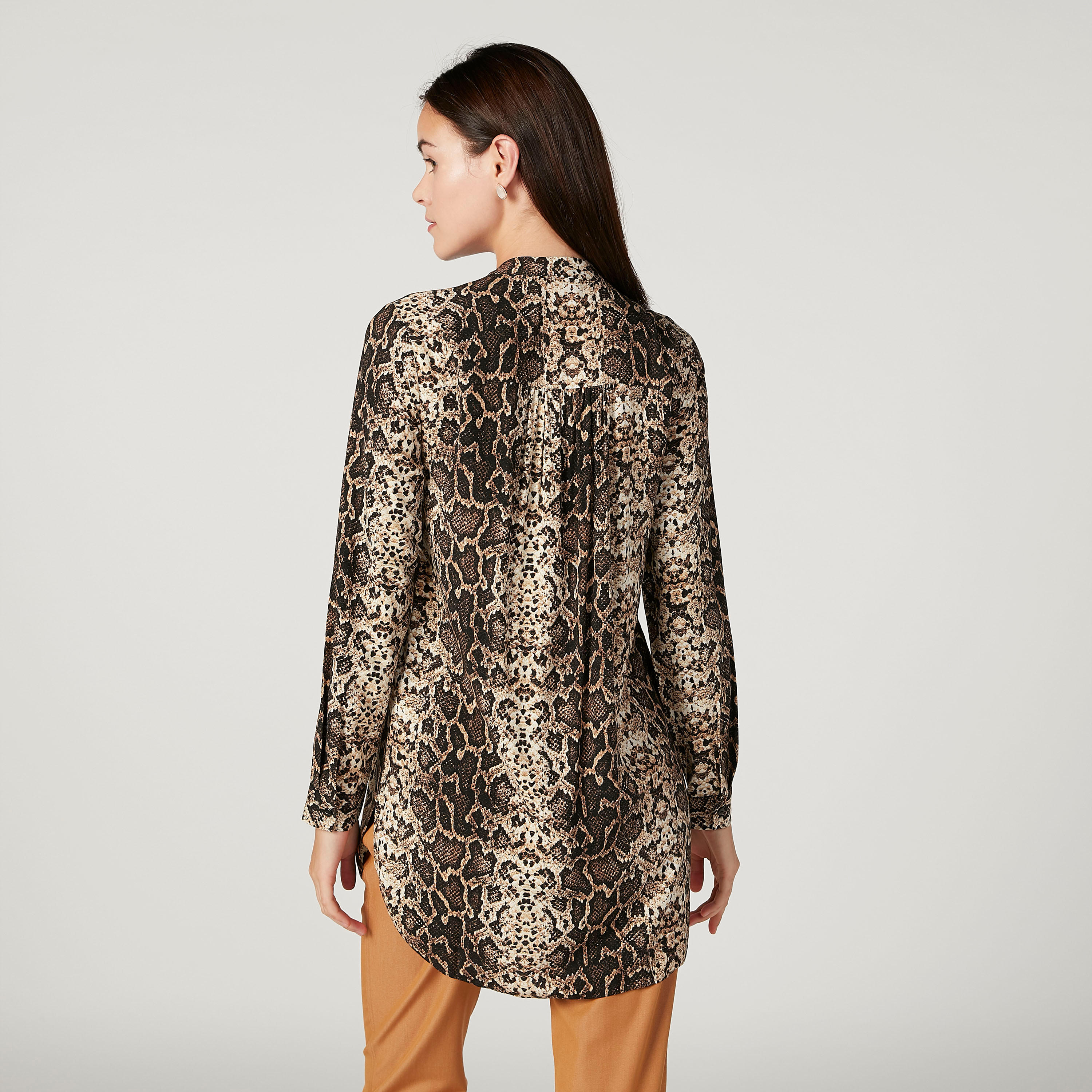 قميص طويل بياقة ماندارين وطبعات حيوانات من آيكونيك-women-clothing-shirtsandblouses-shirts-image-4