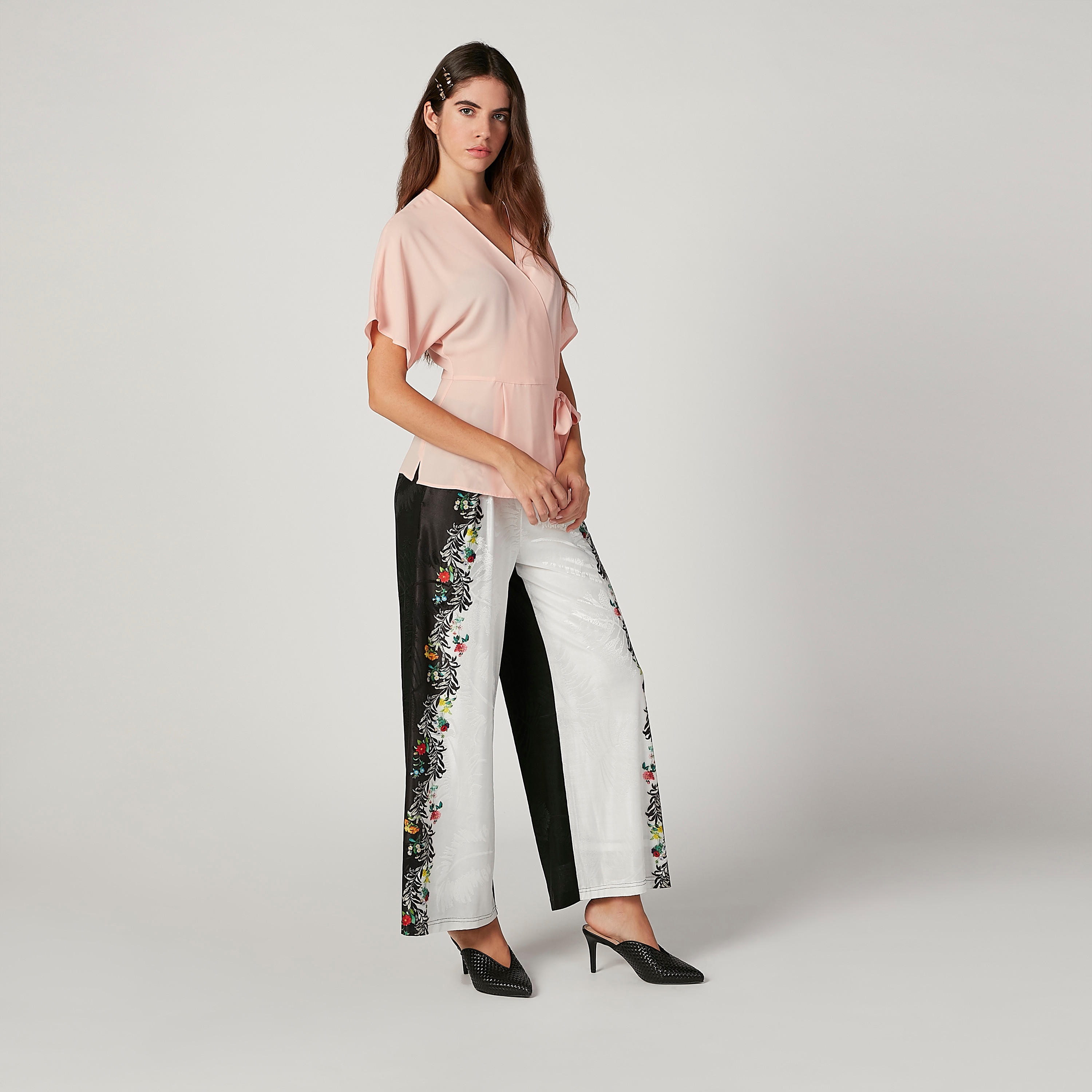 بلوزة مطابقة للجسم بياقة V وأربطة من آيكونيك-women-clothing-shirtsandblouses-blouses-image-2
