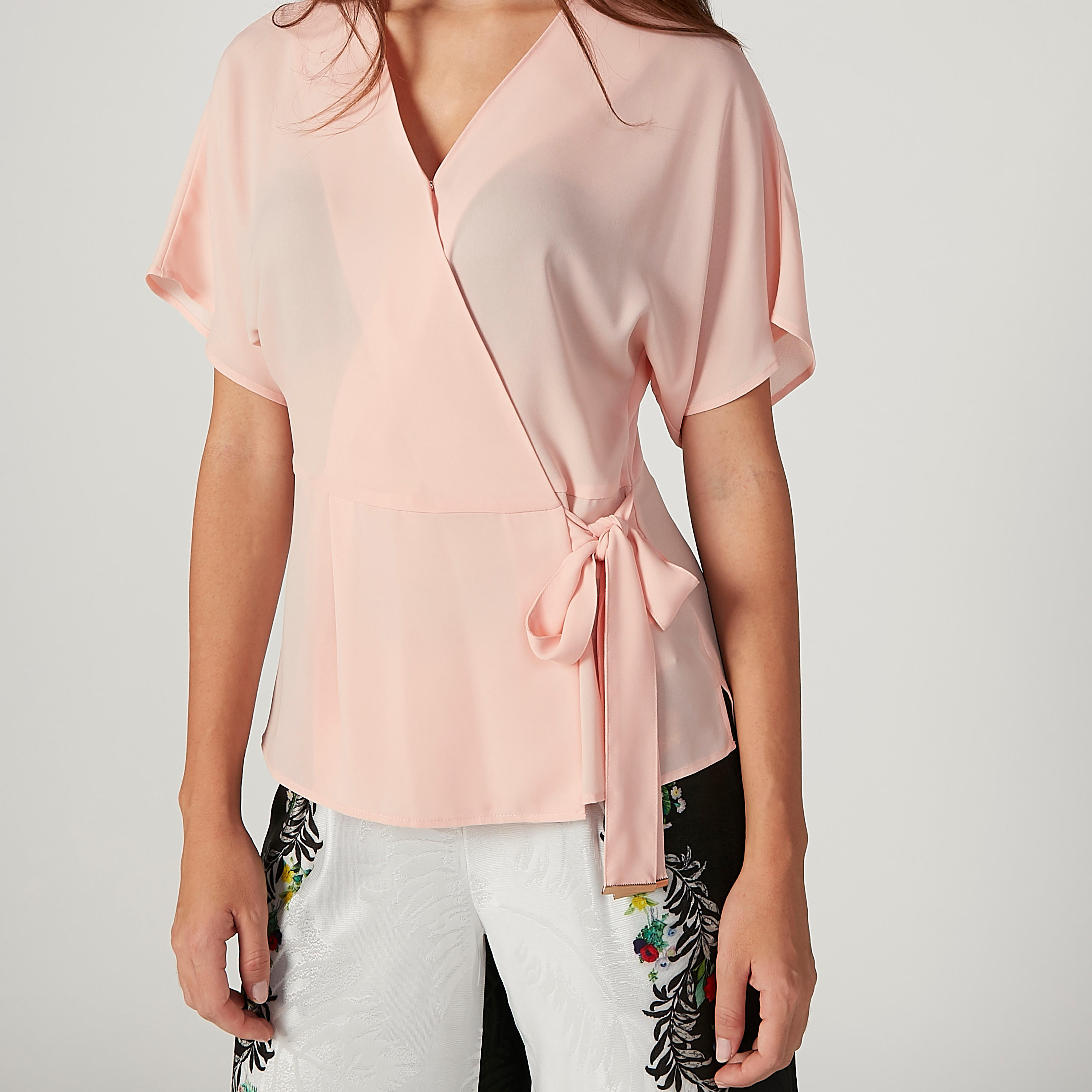 بلوزة مطابقة للجسم بياقة V وأربطة من آيكونيك-women-clothing-shirtsandblouses-blouses-image-3