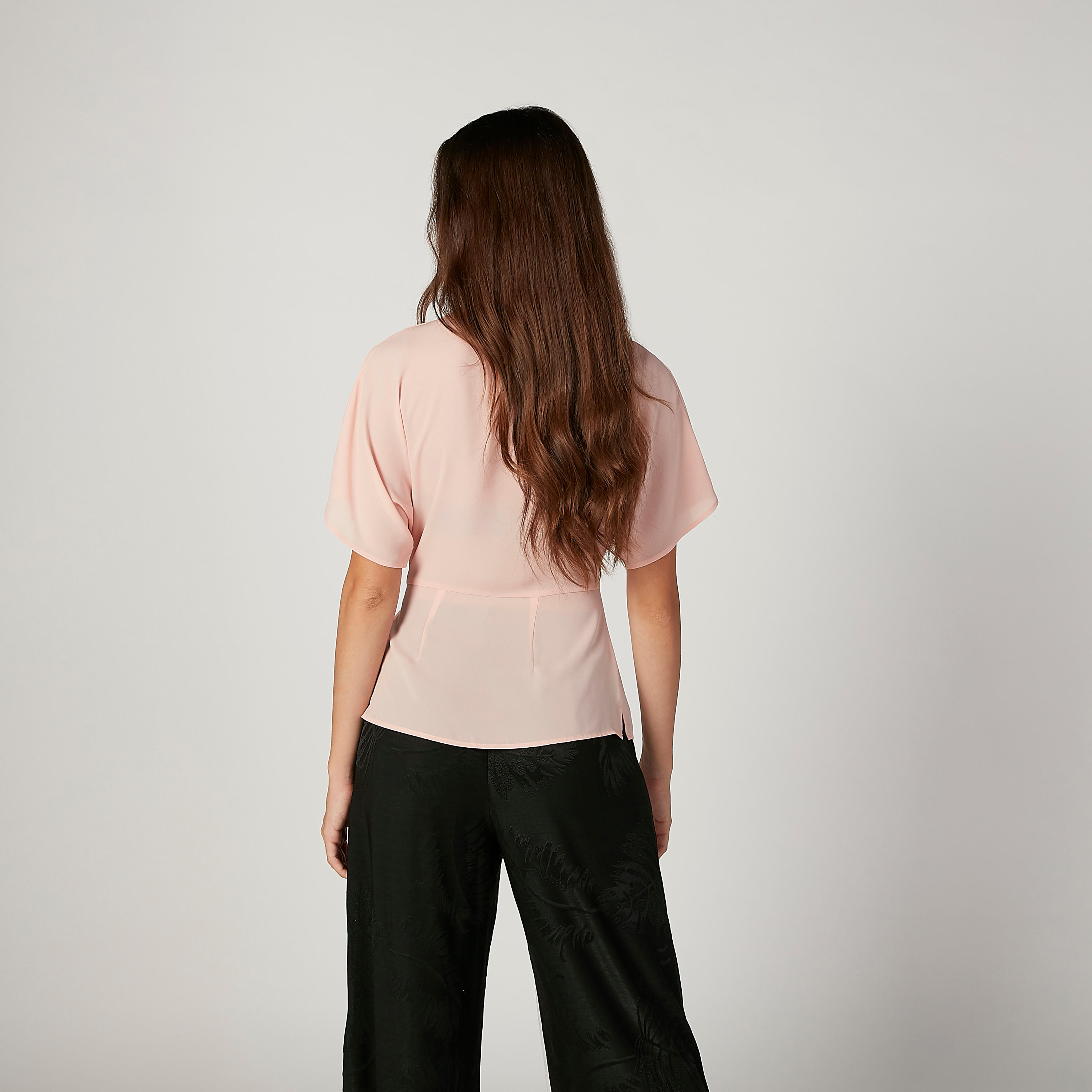 بلوزة مطابقة للجسم بياقة V وأربطة من آيكونيك-women-clothing-shirtsandblouses-blouses-image-4