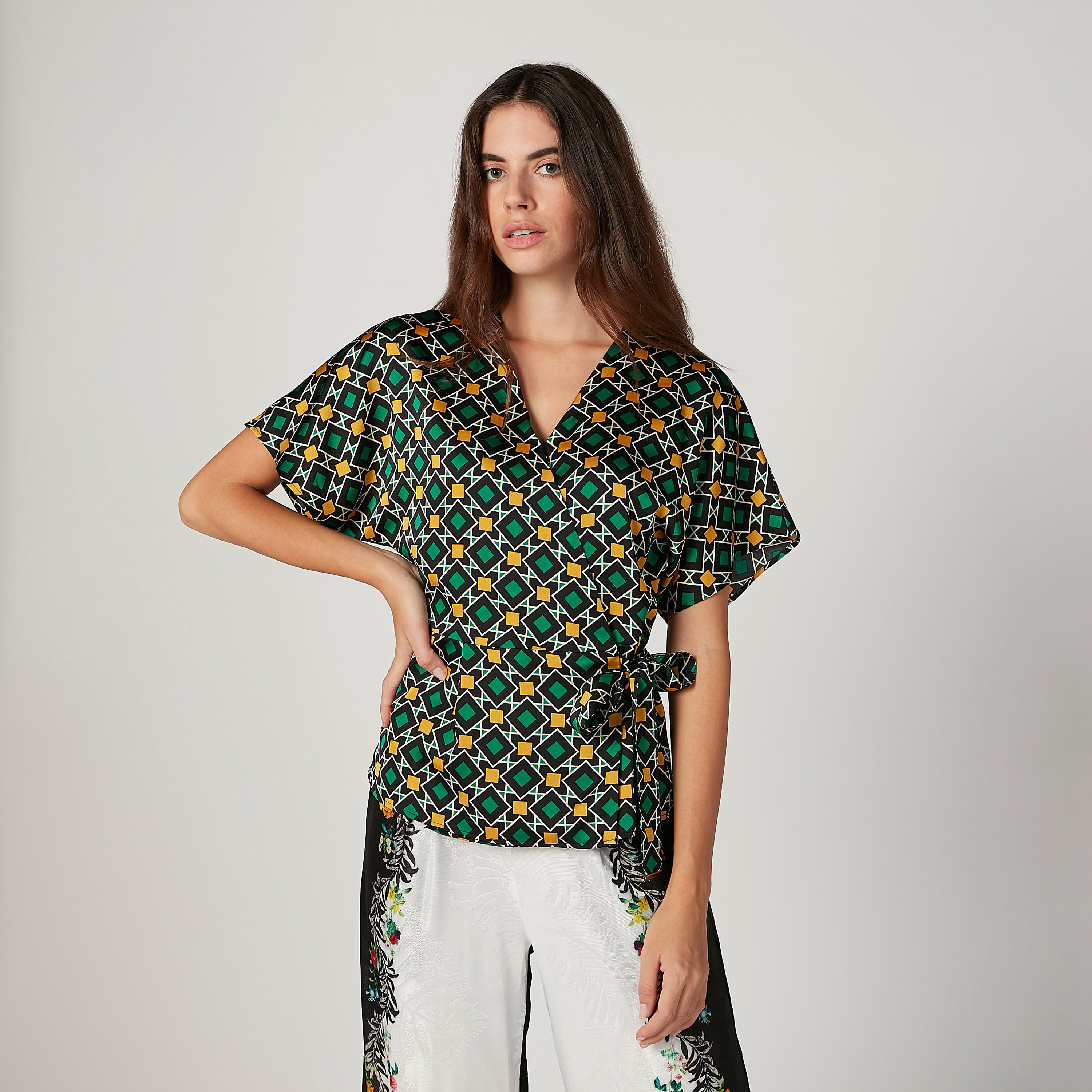 بلوزة سليم بياقة V وأكمام قصيرة وطبعات من آيكونيك-women-clothing-shirtsandblouses-blouses-image-1