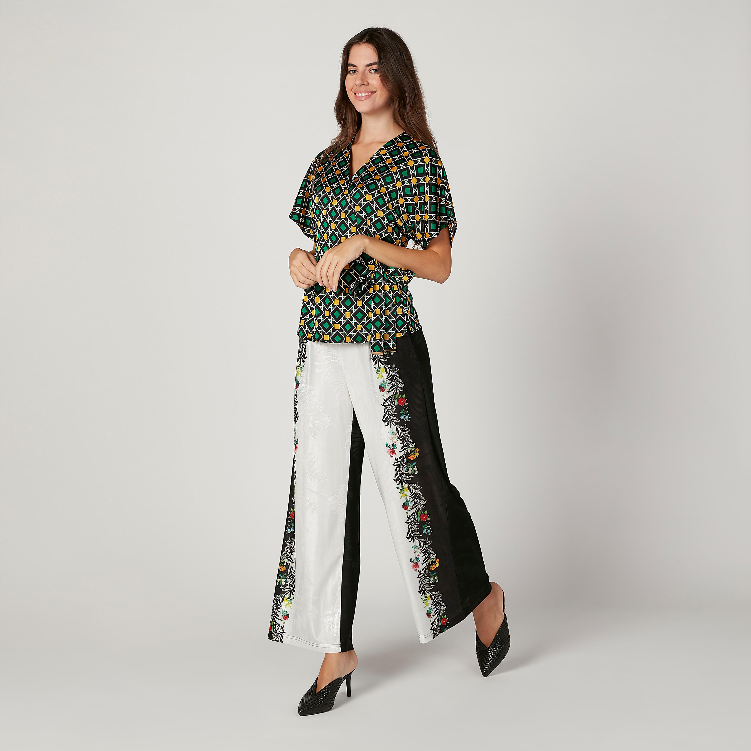 بلوزة سليم بياقة V وأكمام قصيرة وطبعات من آيكونيك-women-clothing-shirtsandblouses-blouses-image-2