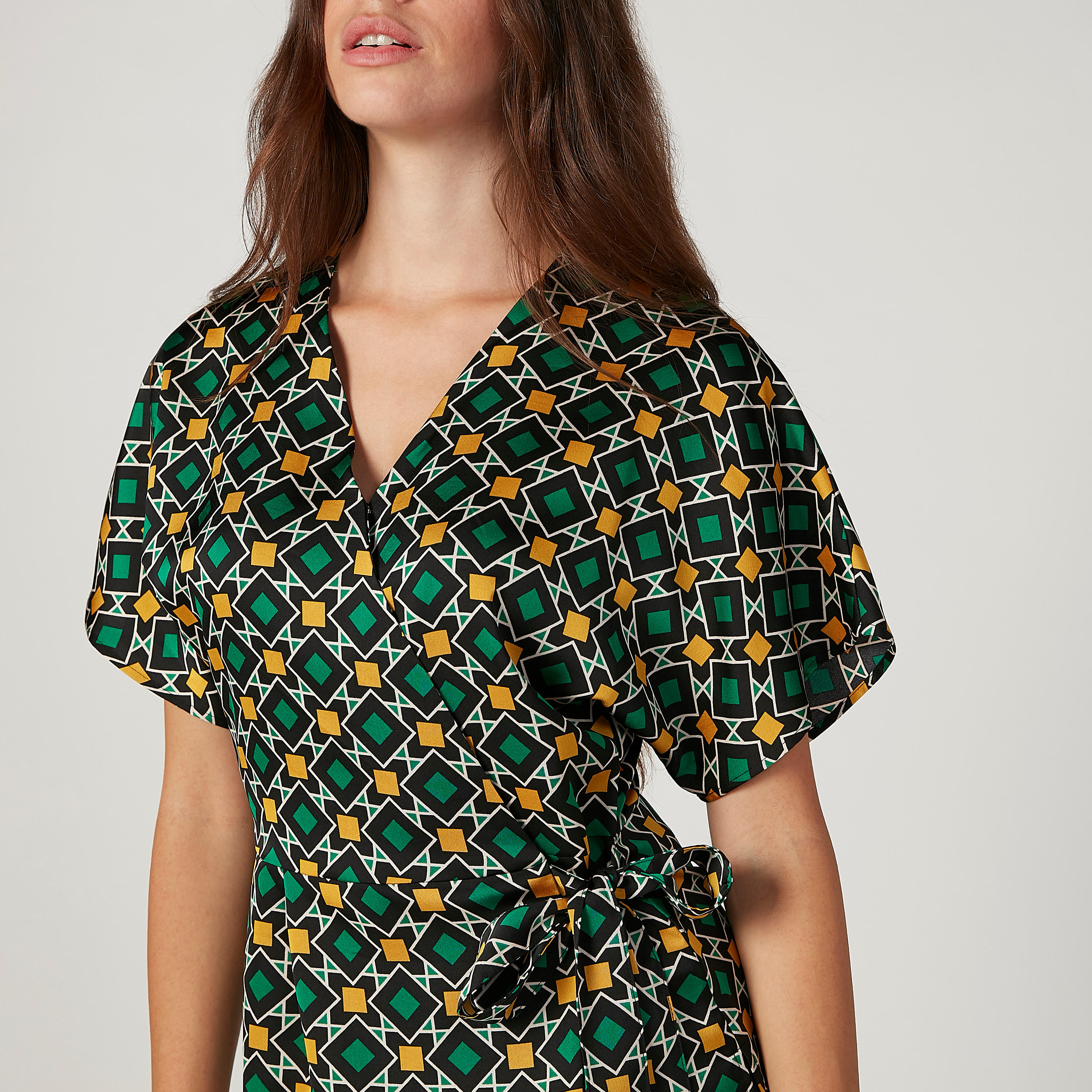بلوزة سليم بياقة V وأكمام قصيرة وطبعات من آيكونيك-women-clothing-shirtsandblouses-blouses-image-3