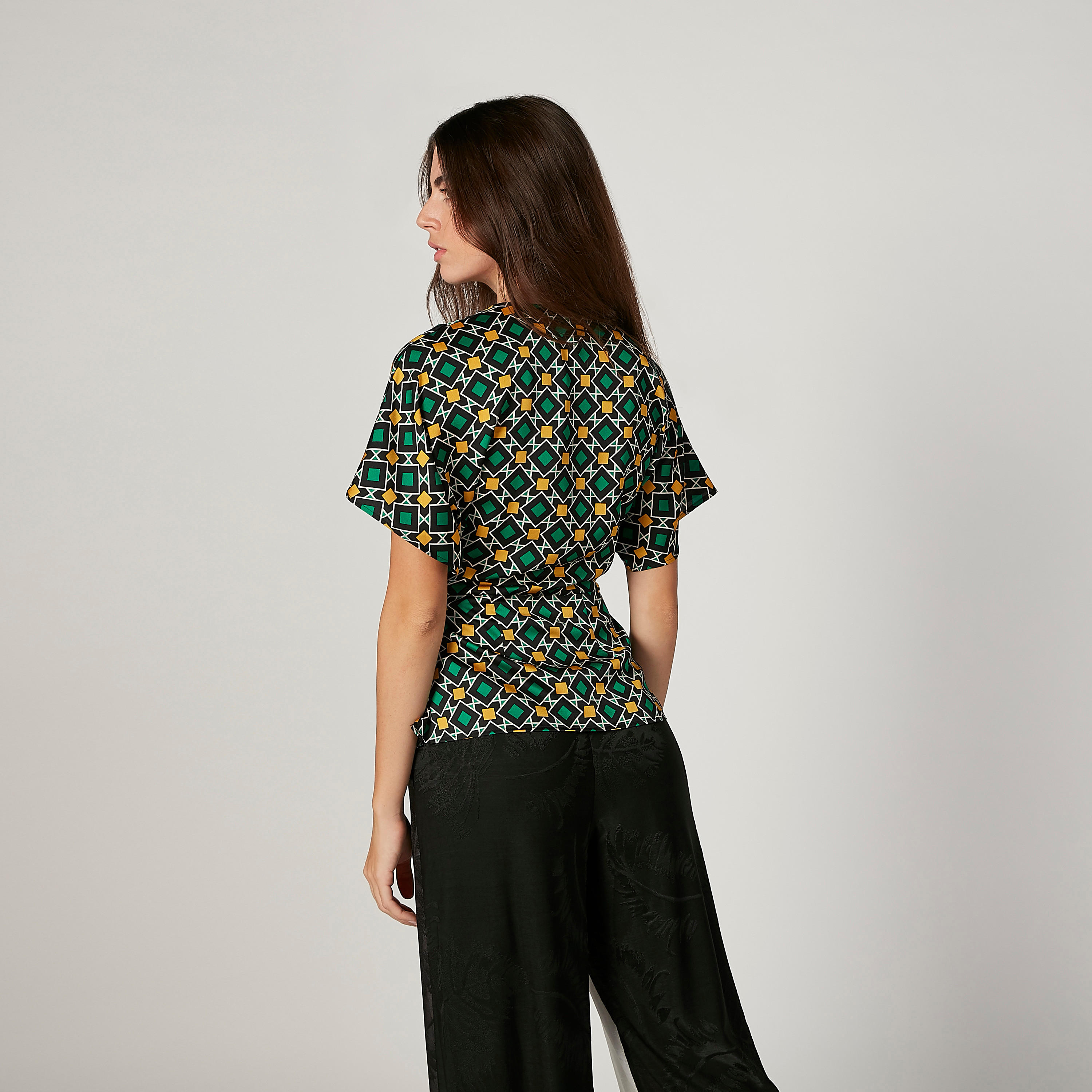 بلوزة سليم بياقة V وأكمام قصيرة وطبعات من آيكونيك-women-clothing-shirtsandblouses-blouses-image-4