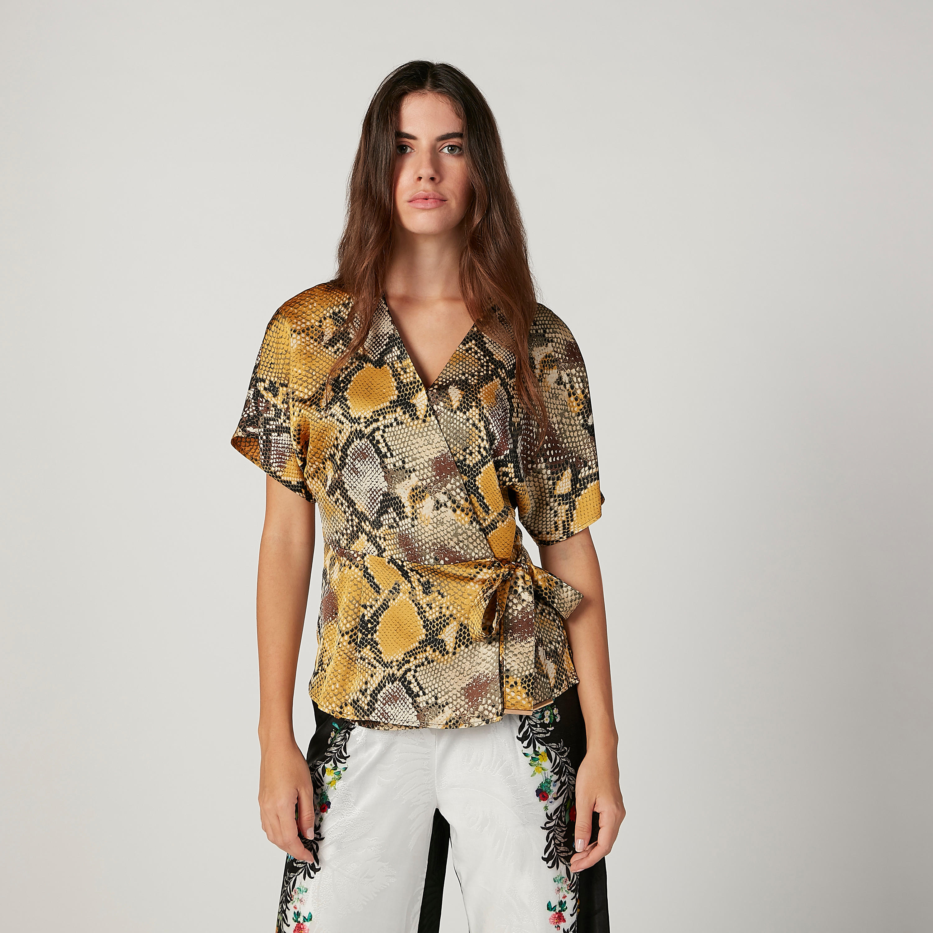 بلوزة سليم بياقة V وأكمام قصيرة وطبعات من آيكونيك-women-clothing-shirtsandblouses-blouses-image-1