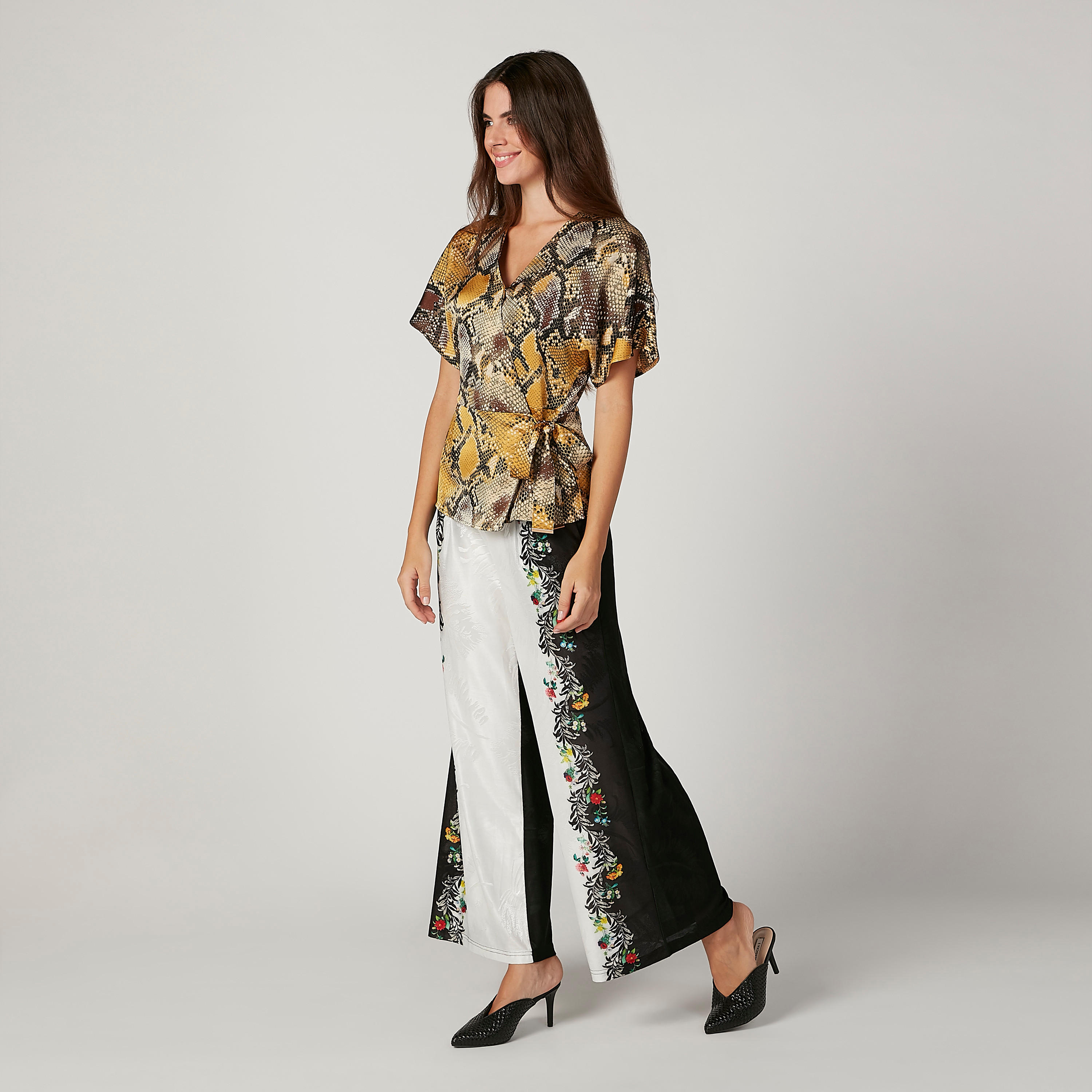 بلوزة سليم بياقة V وأكمام قصيرة وطبعات من آيكونيك-women-clothing-shirtsandblouses-blouses-image-2