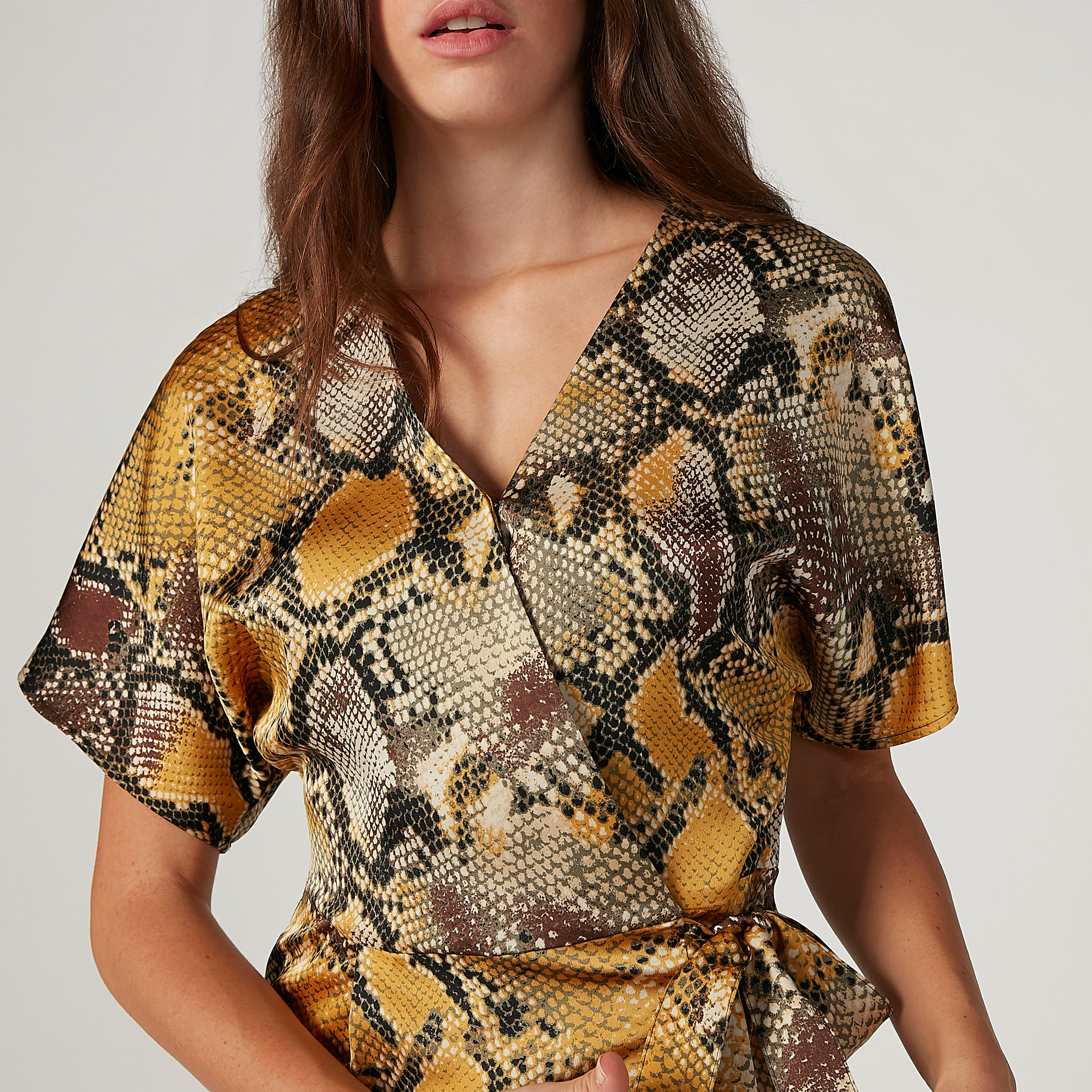 بلوزة سليم بياقة V وأكمام قصيرة وطبعات من آيكونيك-women-clothing-shirtsandblouses-blouses-image-3