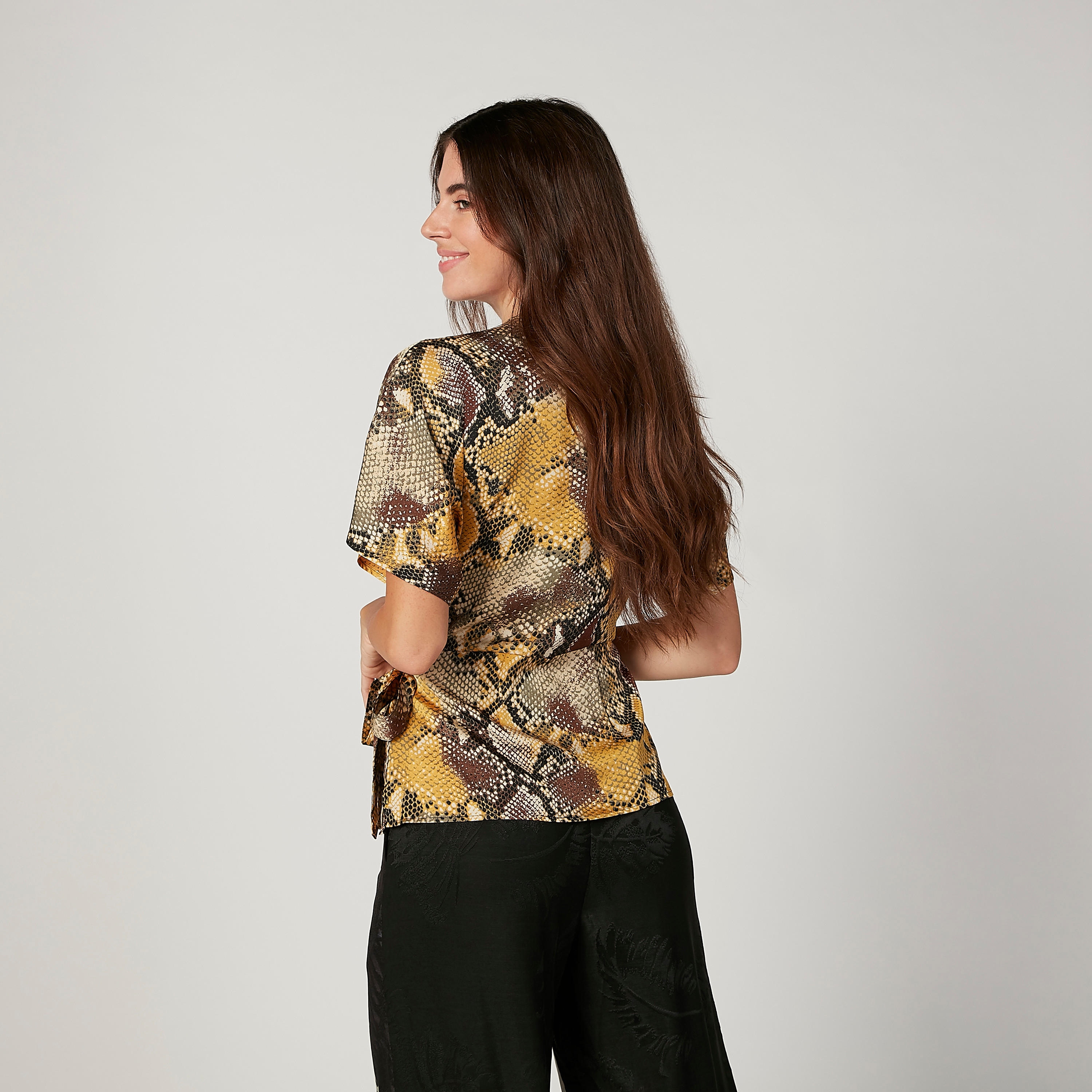 بلوزة سليم بياقة V وأكمام قصيرة وطبعات من آيكونيك-women-clothing-shirtsandblouses-blouses-image-4