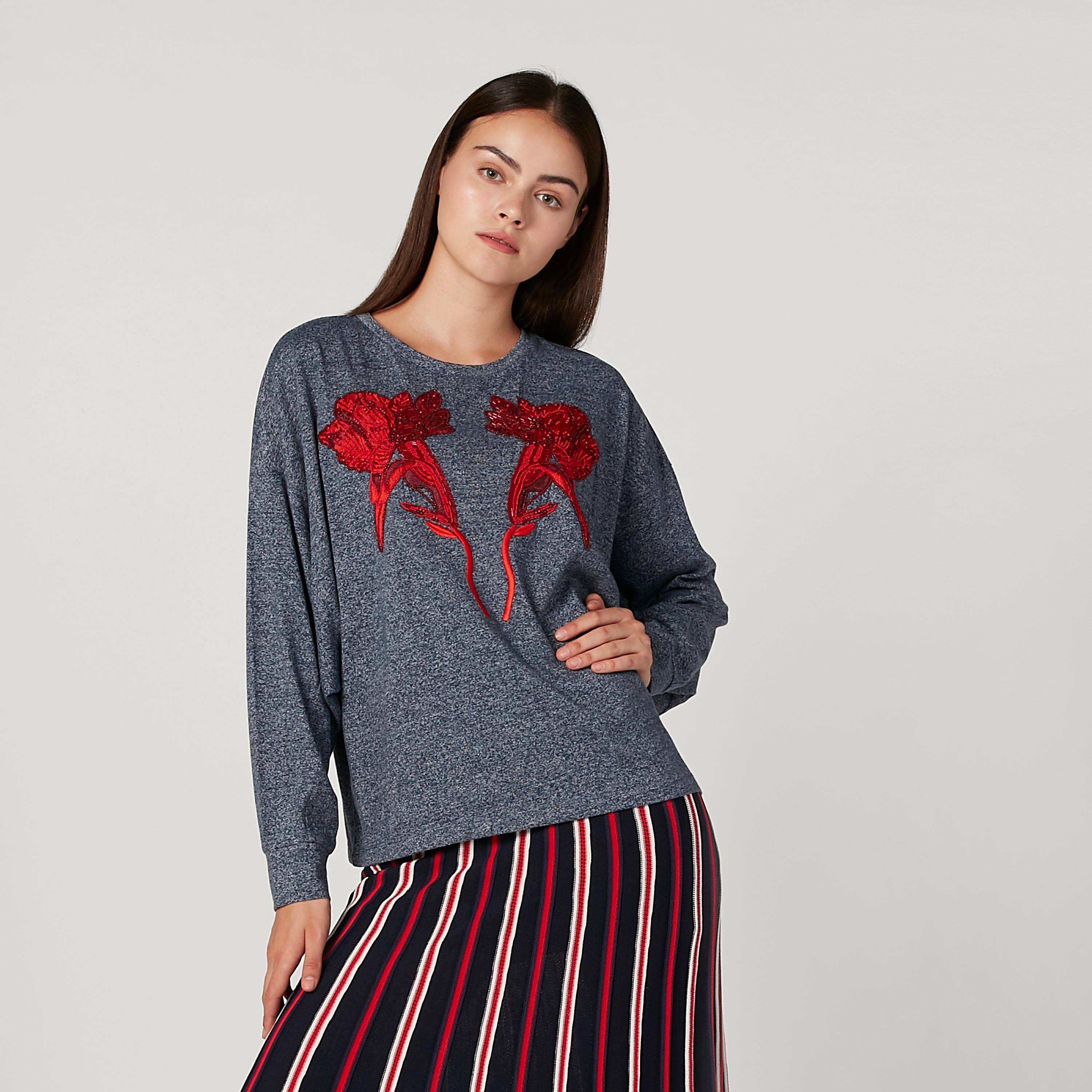 تيشيرت مُطرّز بياقة مستديرة وأكمام طويلة من آيكونيك-women-clothing-tshirts-image-1