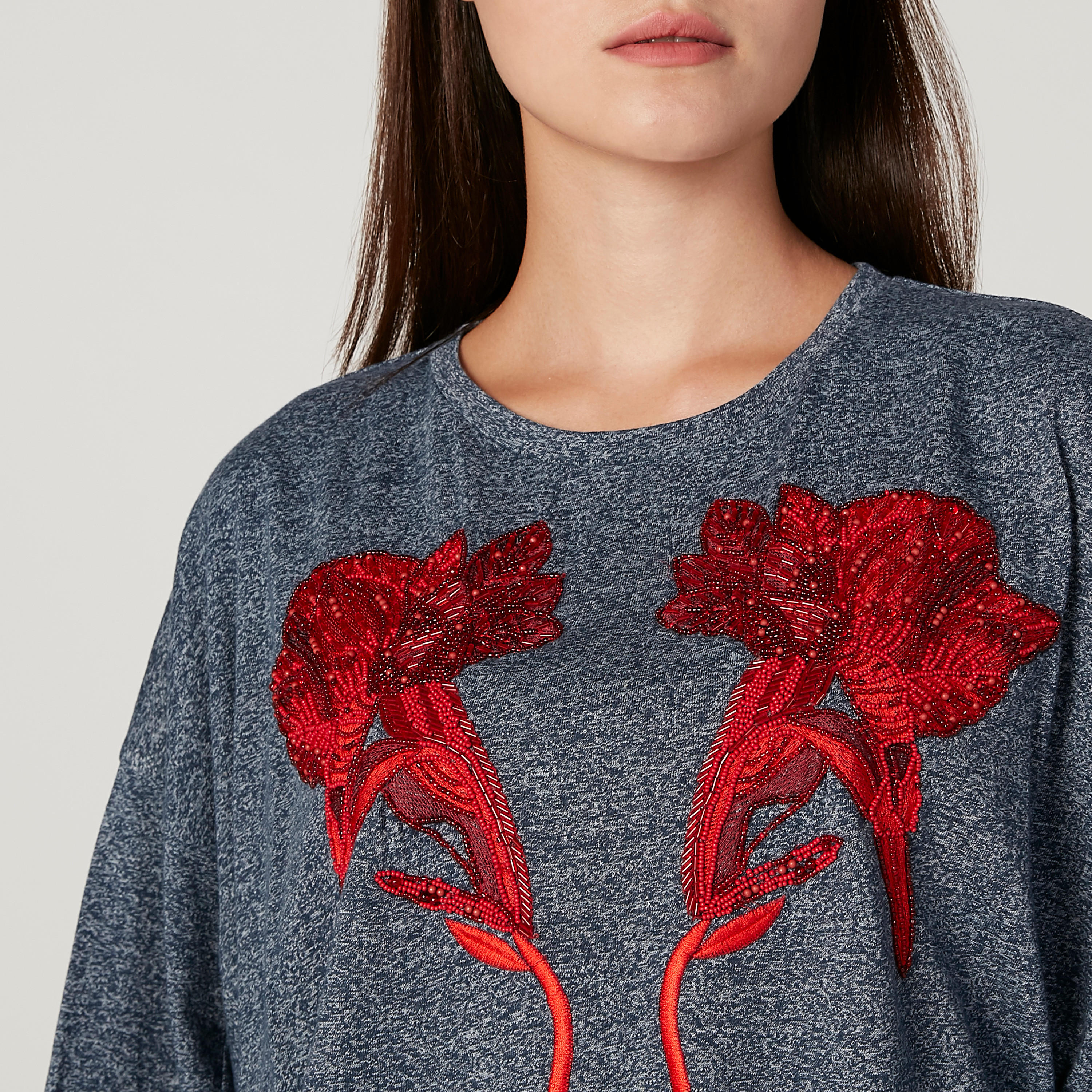 تيشيرت مُطرّز بياقة مستديرة وأكمام طويلة من آيكونيك-women-clothing-tshirts-image-3