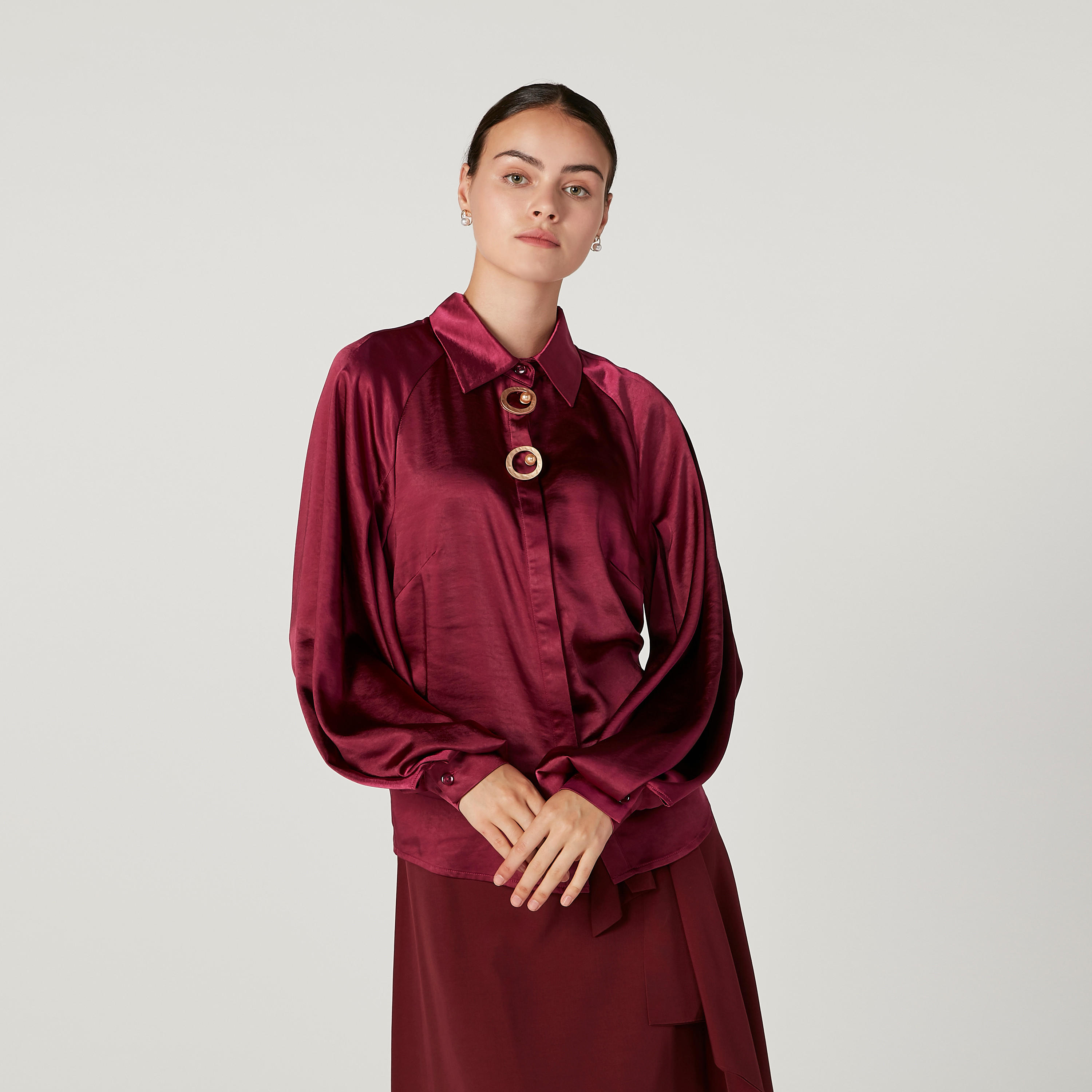 بلوزة سادة بياقة عاديّة وأكمام مغايرة من آيكونيك-women-clothing-shirtsandblouses-blouses-image-1