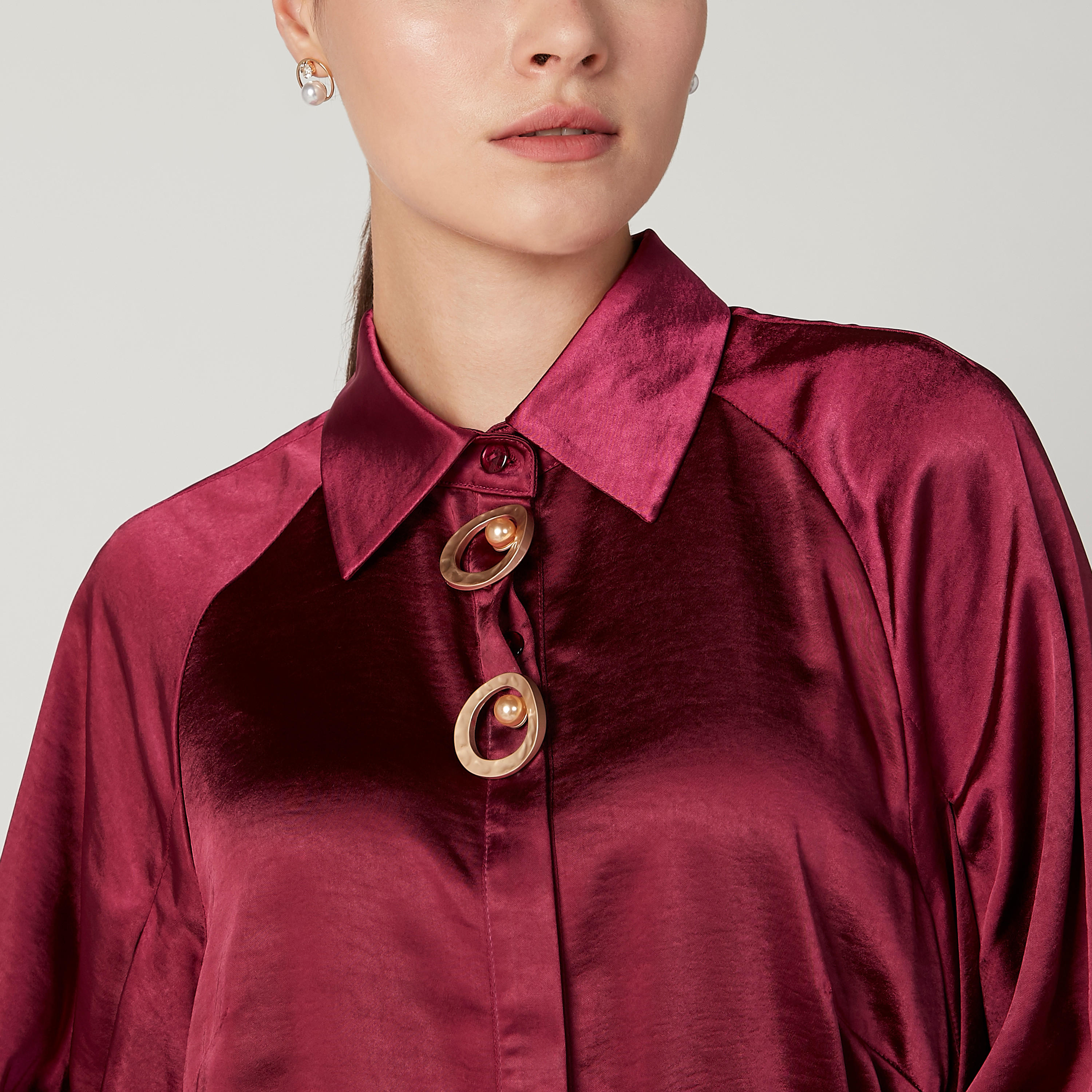 بلوزة سادة بياقة عاديّة وأكمام مغايرة من آيكونيك-women-clothing-shirtsandblouses-blouses-image-3