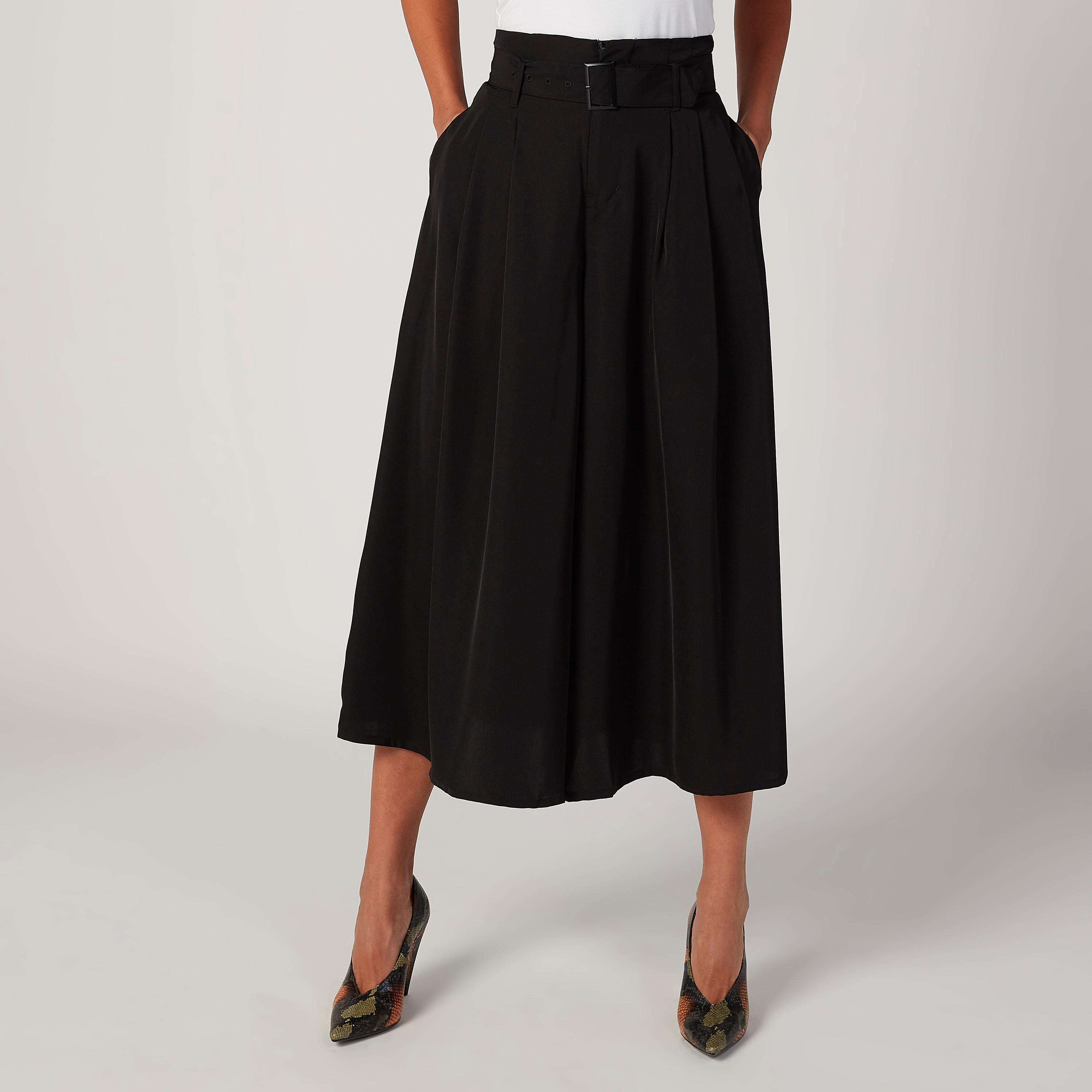 بنطال قصير سادة بجيوب وحلقات للحزام من آيكونيك-women-clothing-bottoms-trousers-image-1