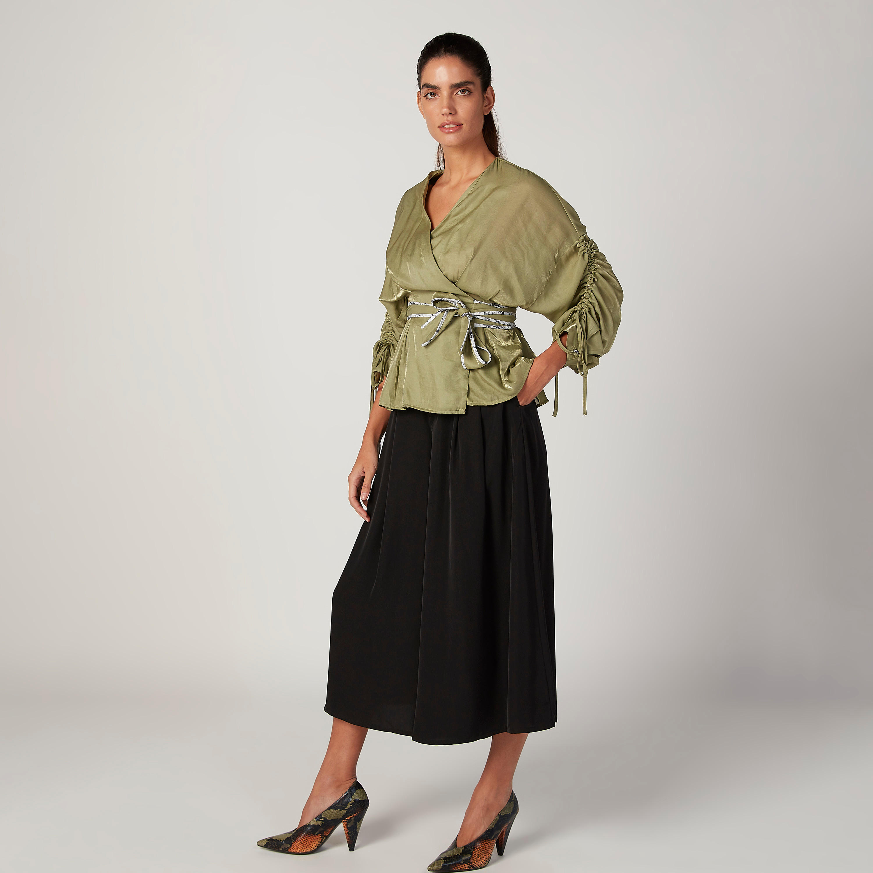 بنطال قصير سادة بجيوب وحلقات للحزام من آيكونيك-women-clothing-bottoms-trousers-image-2