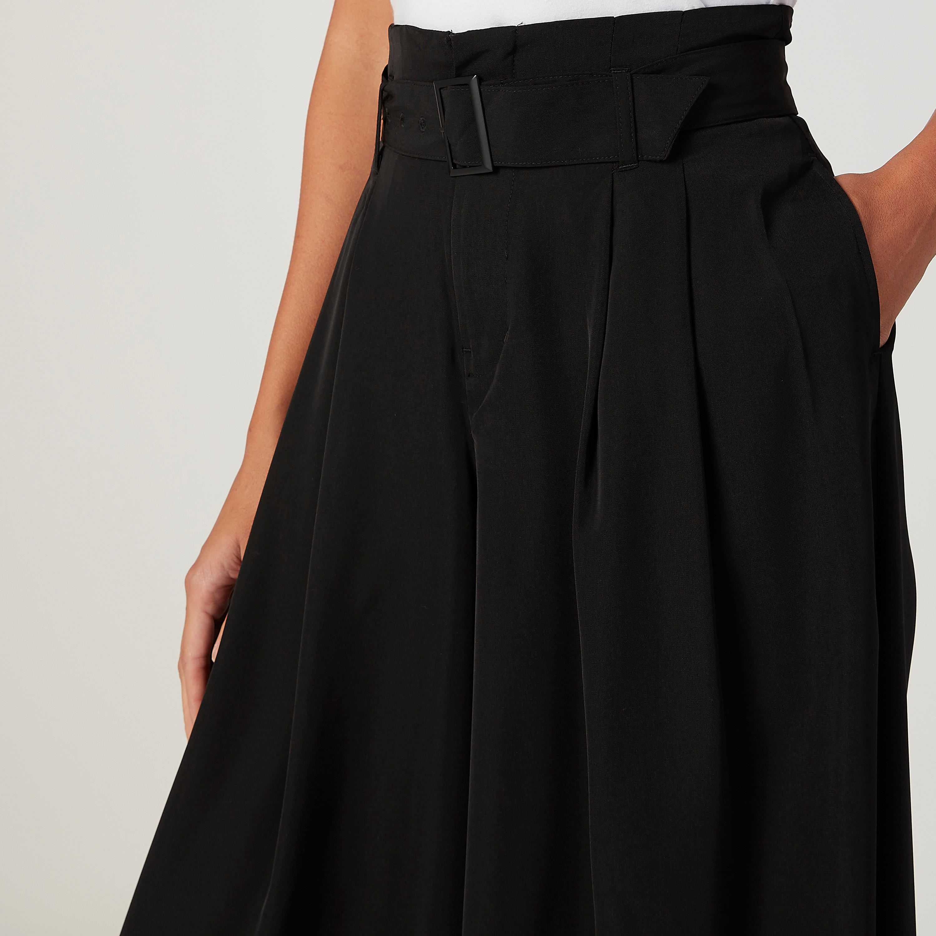 بنطال قصير سادة بجيوب وحلقات للحزام من آيكونيك-women-clothing-bottoms-trousers-image-3