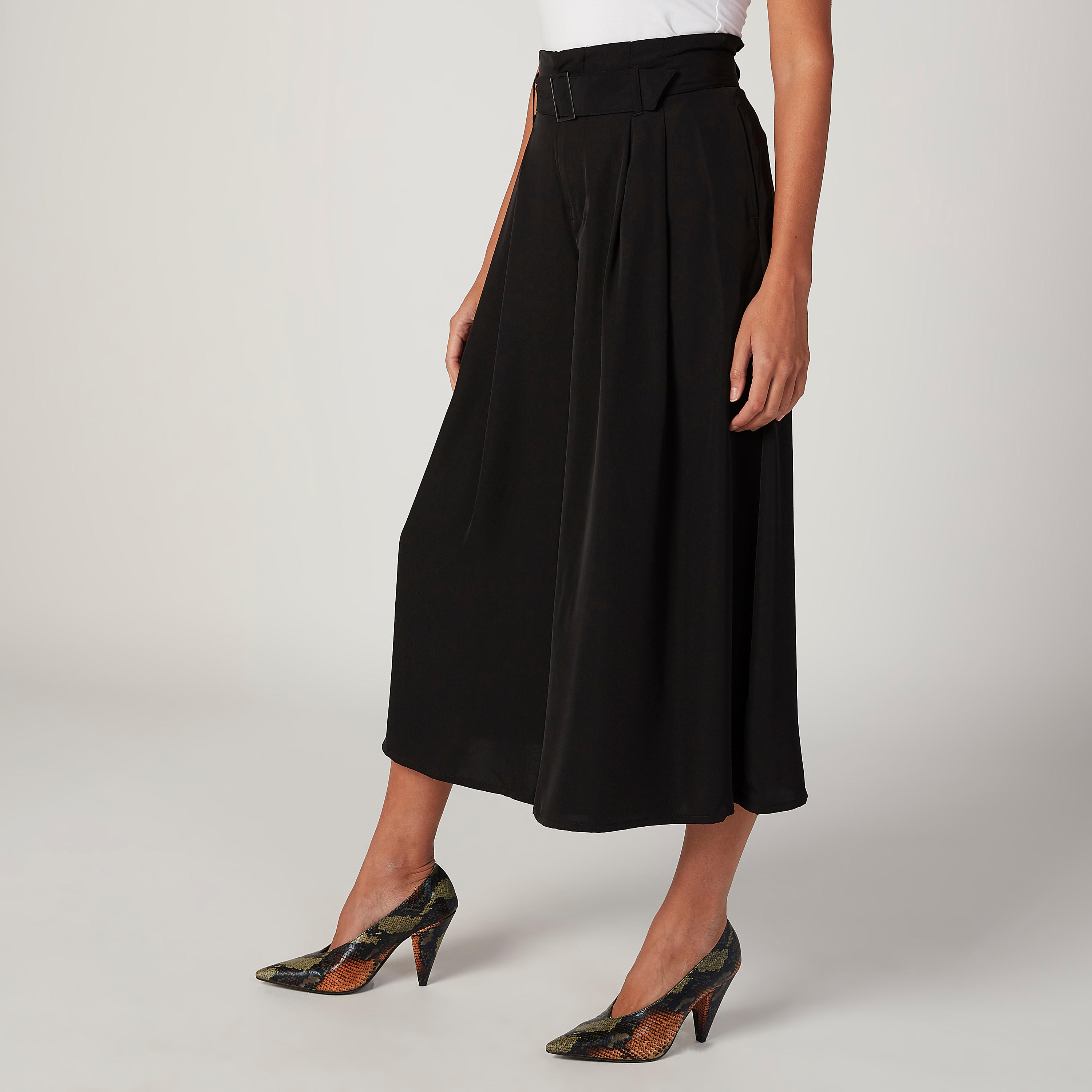 بنطال قصير سادة بجيوب وحلقات للحزام من آيكونيك-women-clothing-bottoms-trousers-image-5