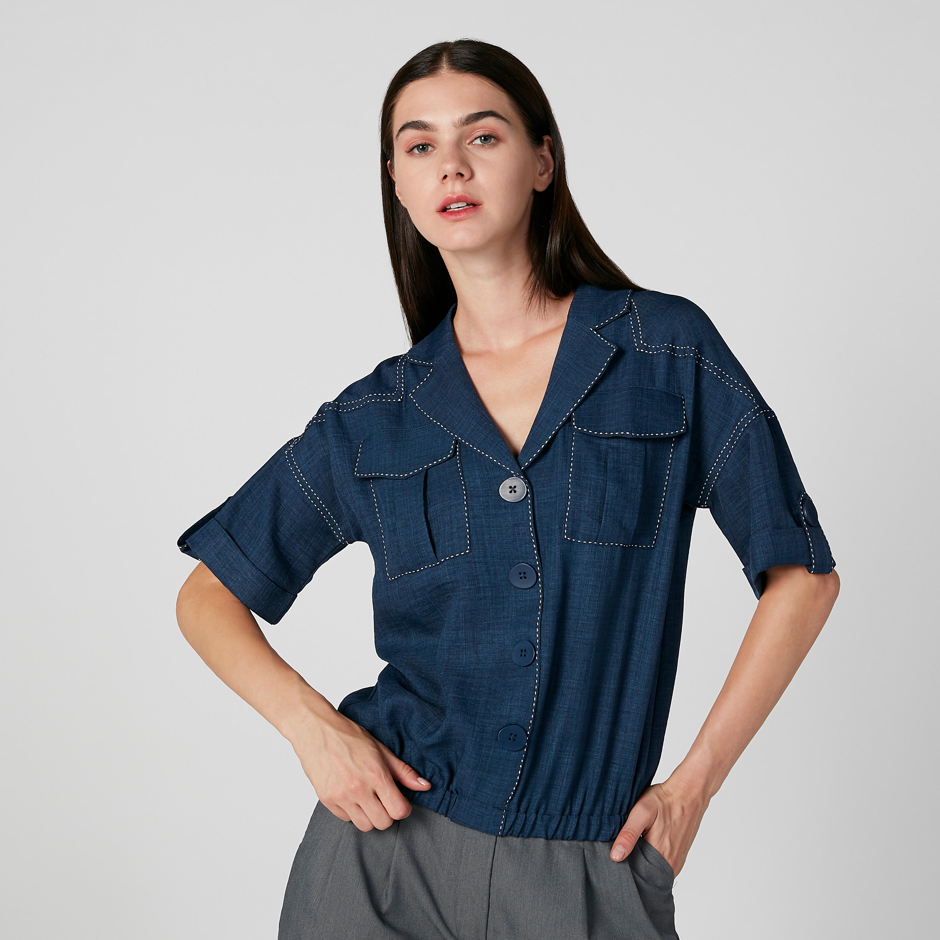 بلوزة بارزة الملمس بأكمام قصيرة وأزرار تثبيت من آيكونيك-women-clothing-shirtsandblouses-blouses-image-4