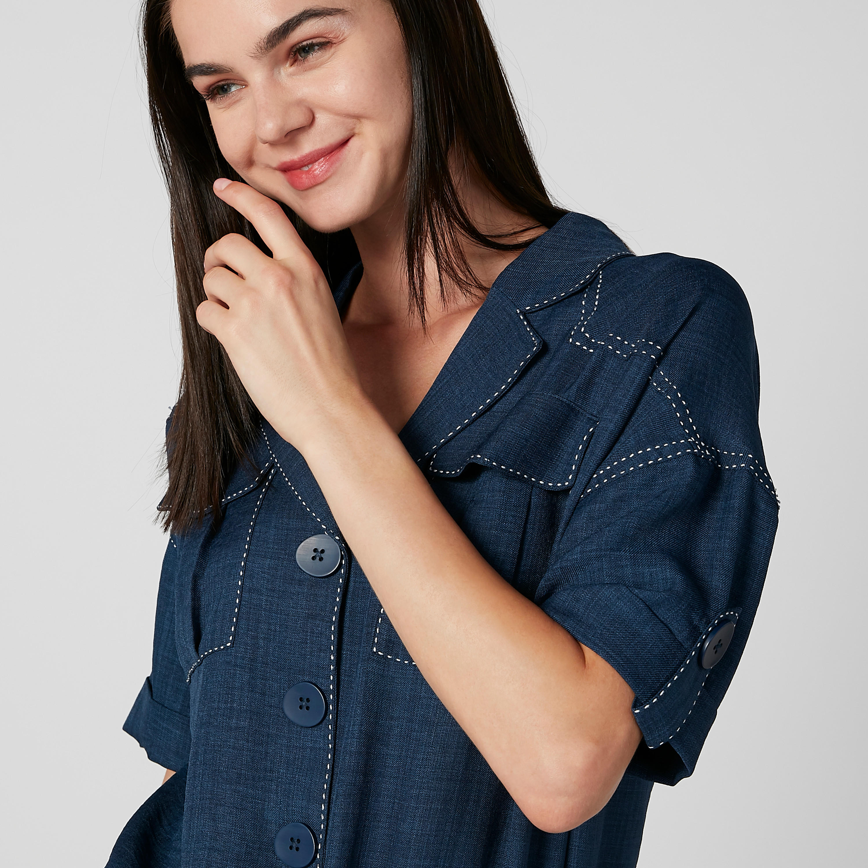 بلوزة بارزة الملمس بأكمام قصيرة وأزرار تثبيت من آيكونيك-women-clothing-shirtsandblouses-blouses-image-2