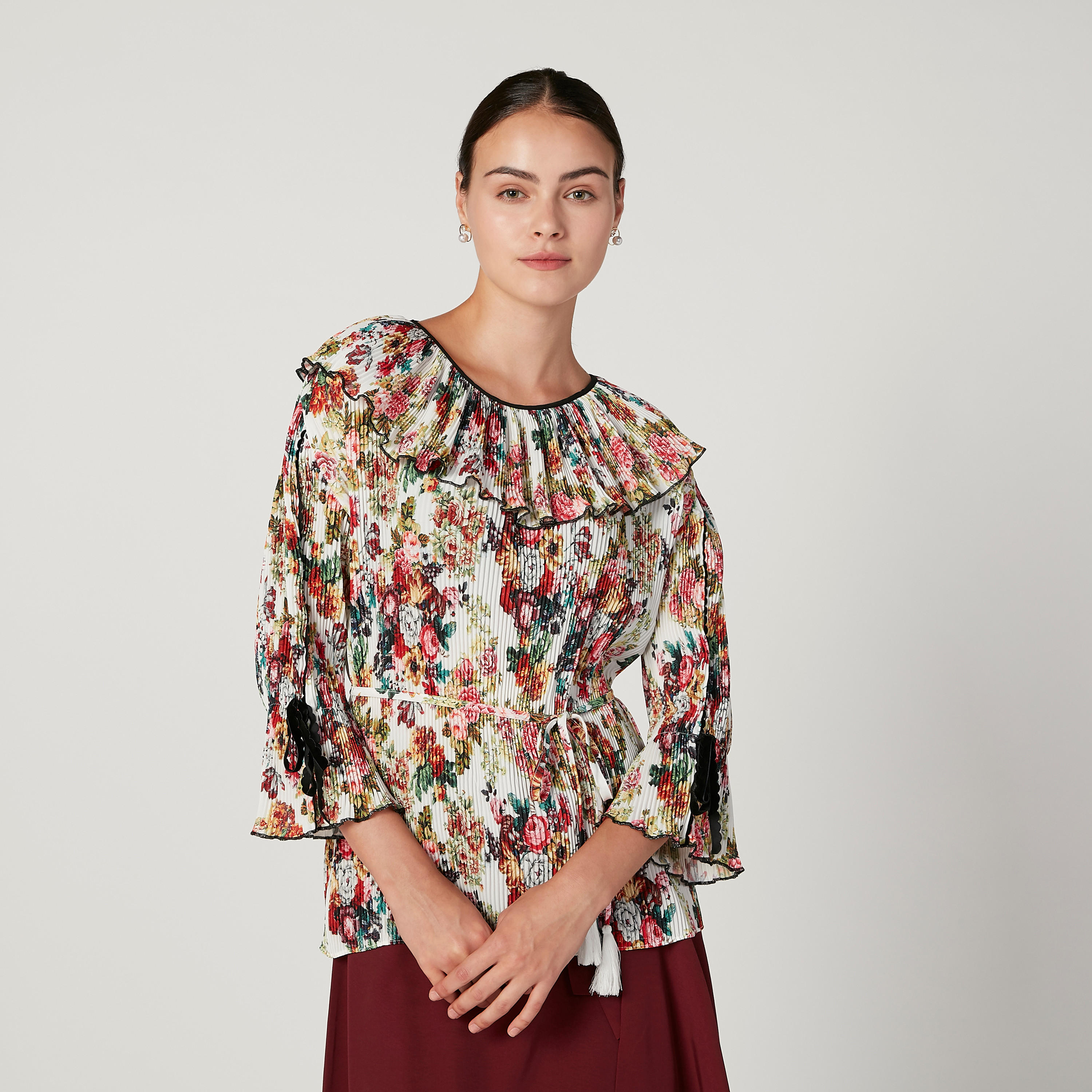بلوزة بياقة مستديرة وأكمام 3/4 واسعة وطبعات زهرية من آيكونيك-women-clothing-shirtsandblouses-blouses-image-4