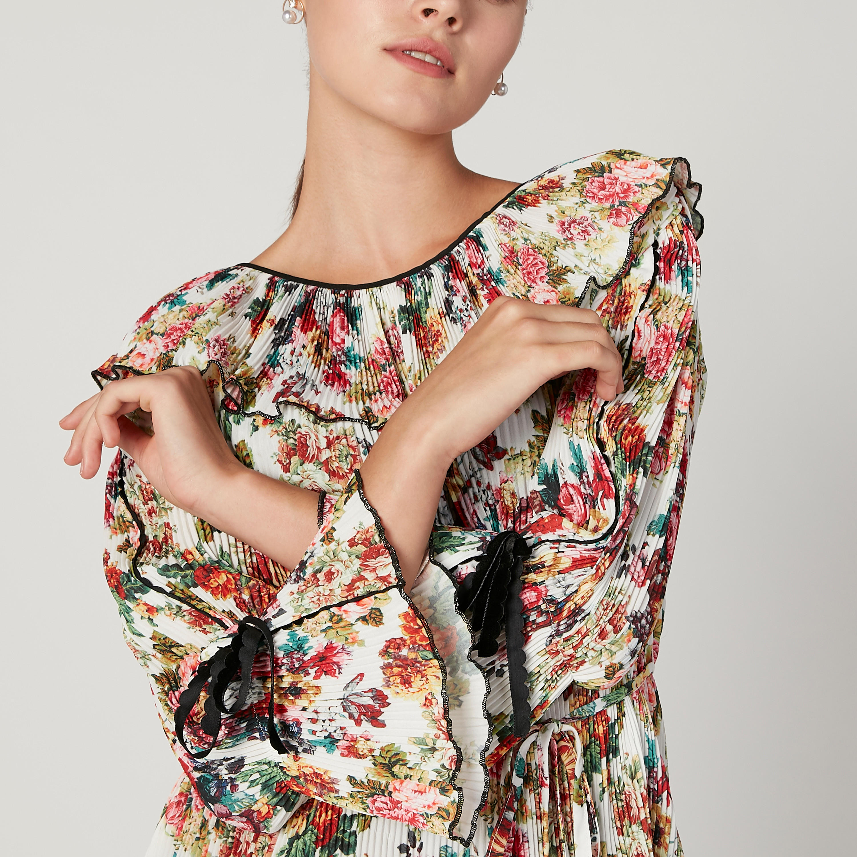 بلوزة بياقة مستديرة وأكمام 3/4 واسعة وطبعات زهرية من آيكونيك-women-clothing-shirtsandblouses-blouses-image-2