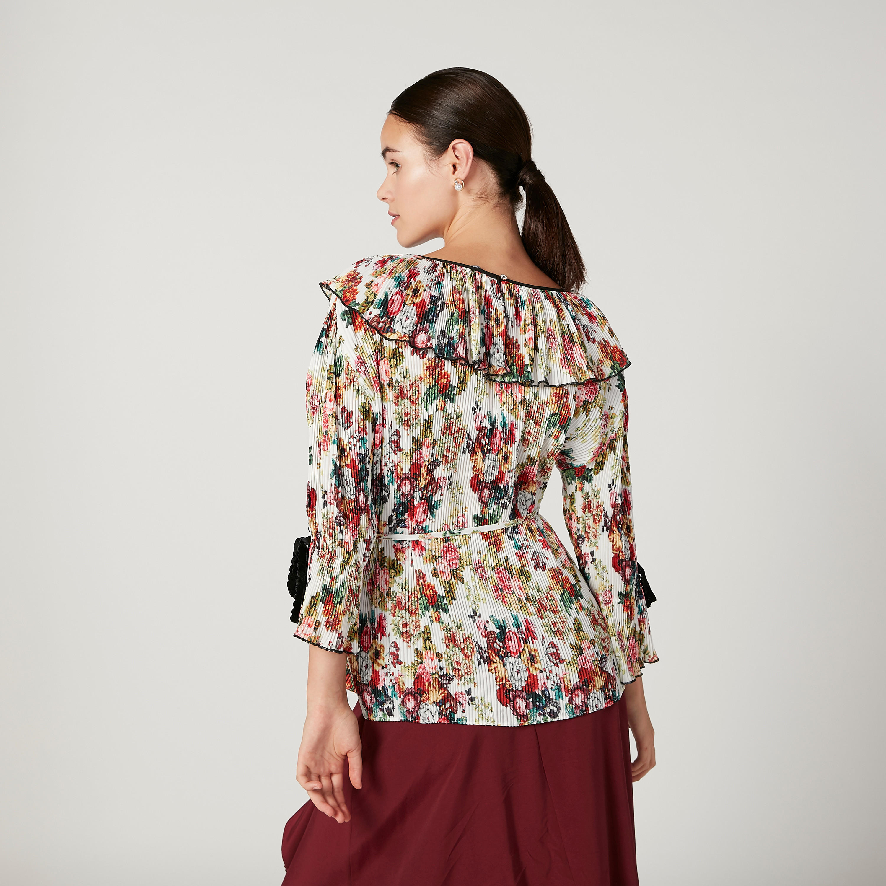 بلوزة بياقة مستديرة وأكمام 3/4 واسعة وطبعات زهرية من آيكونيك-women-clothing-shirtsandblouses-blouses-image-1