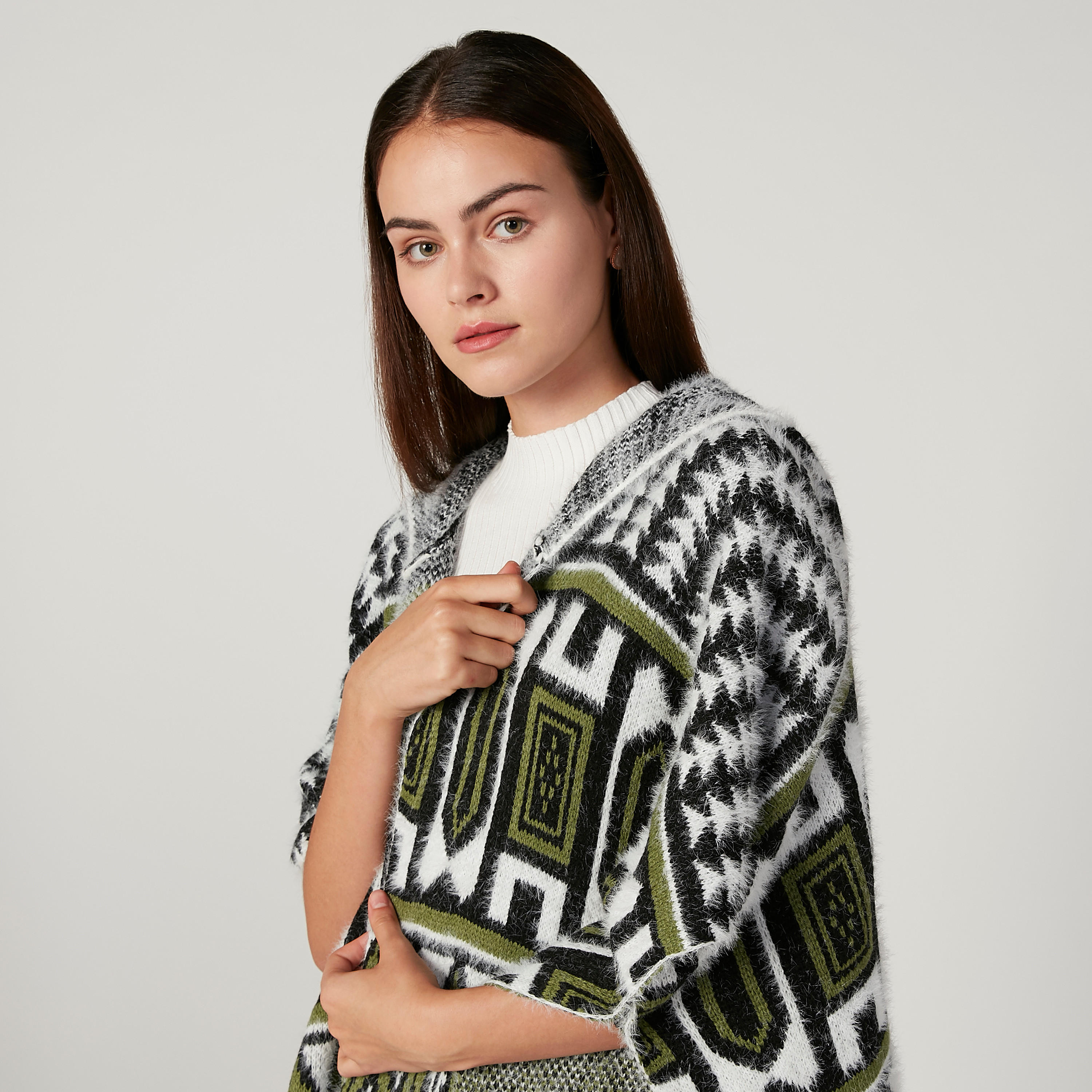 كارديجان بقصّة واسعة مع قبعة وطبعات من آيكونيك-women-winterwear-hoodiesandsweatshirts-hoodies-image-3