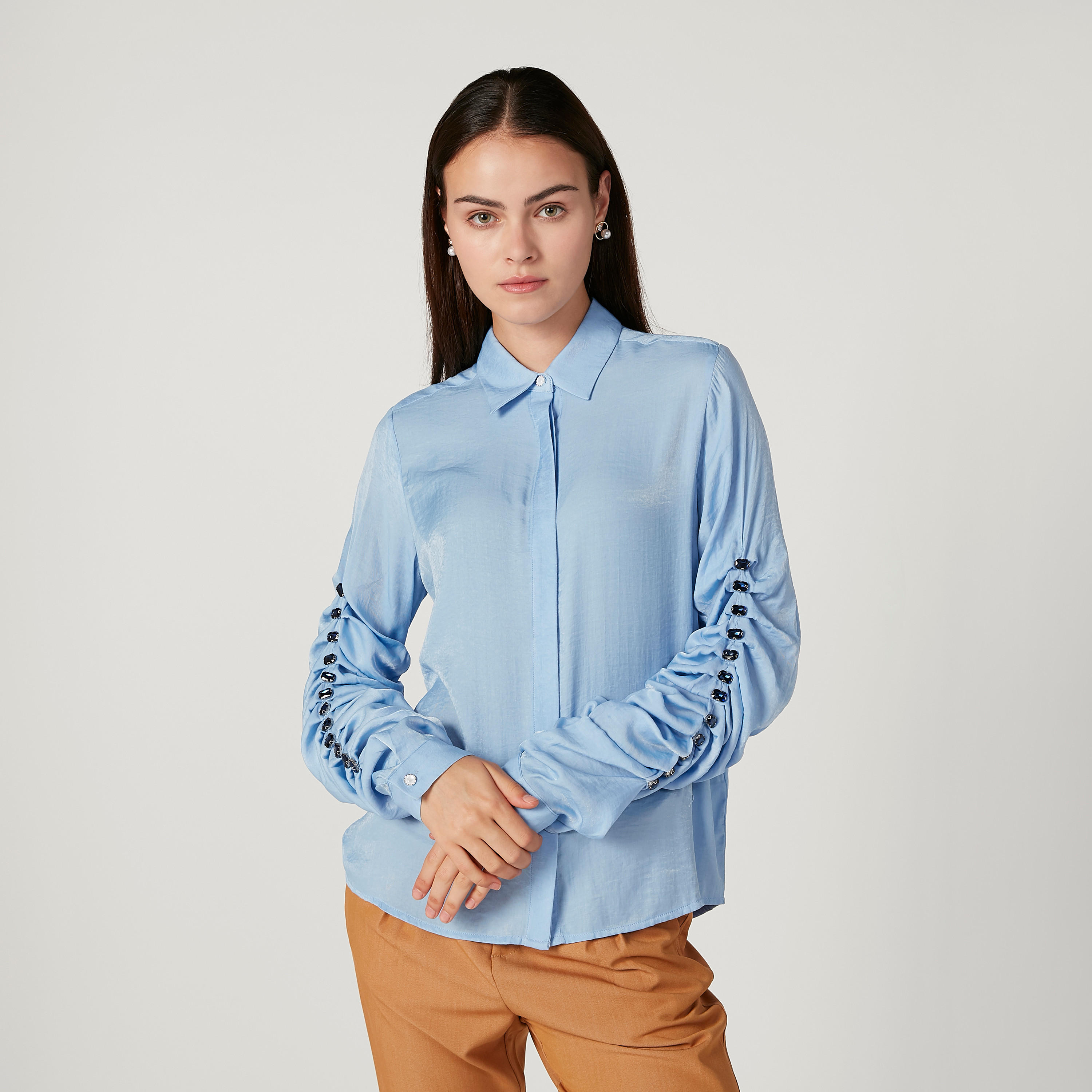 بلوزة سادة بياقة عاديّة وأكمام طويلة من آيكونيك-women-clothing-shirtsandblouses-blouses-image-1