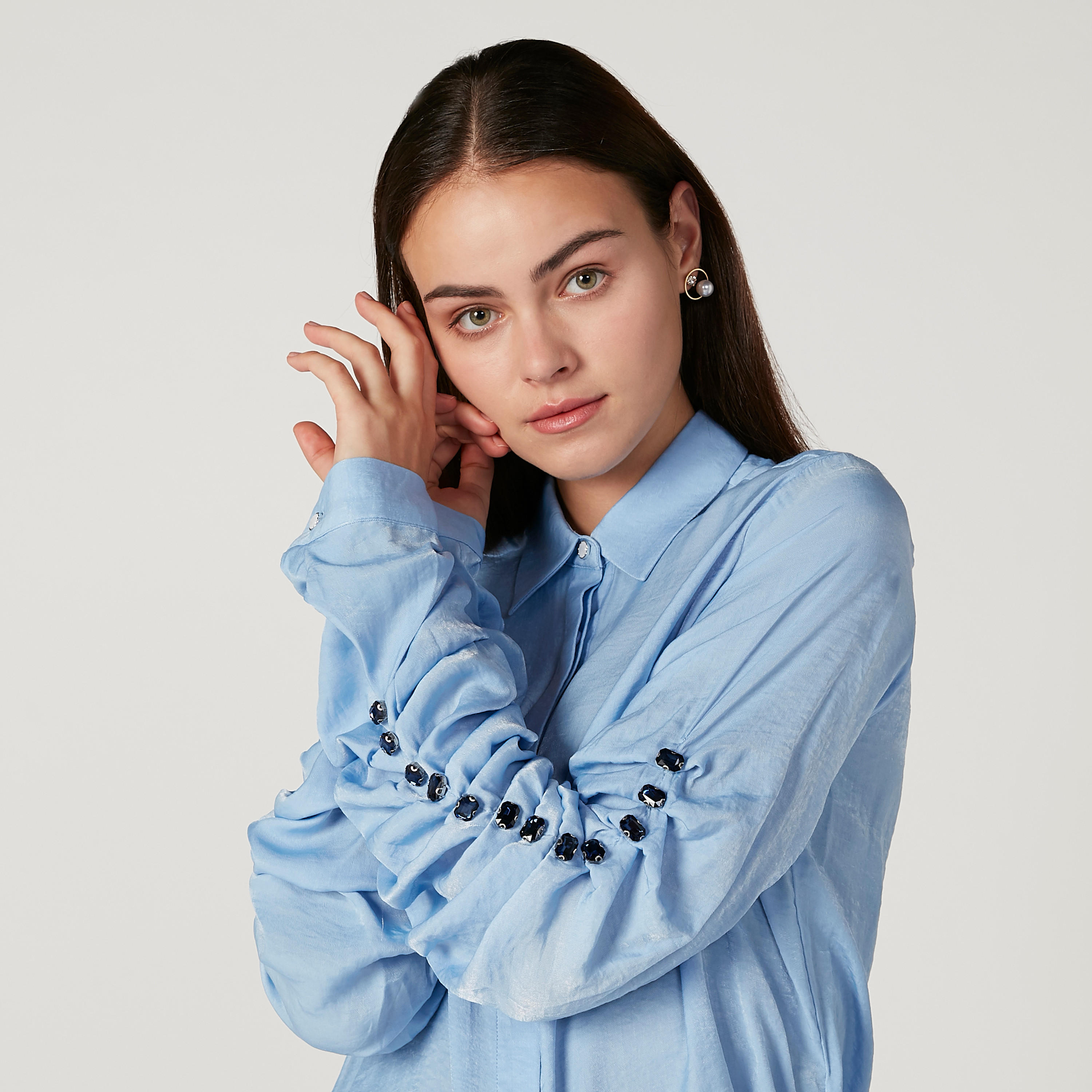 بلوزة سادة بياقة عاديّة وأكمام طويلة من آيكونيك-women-clothing-shirtsandblouses-blouses-image-3