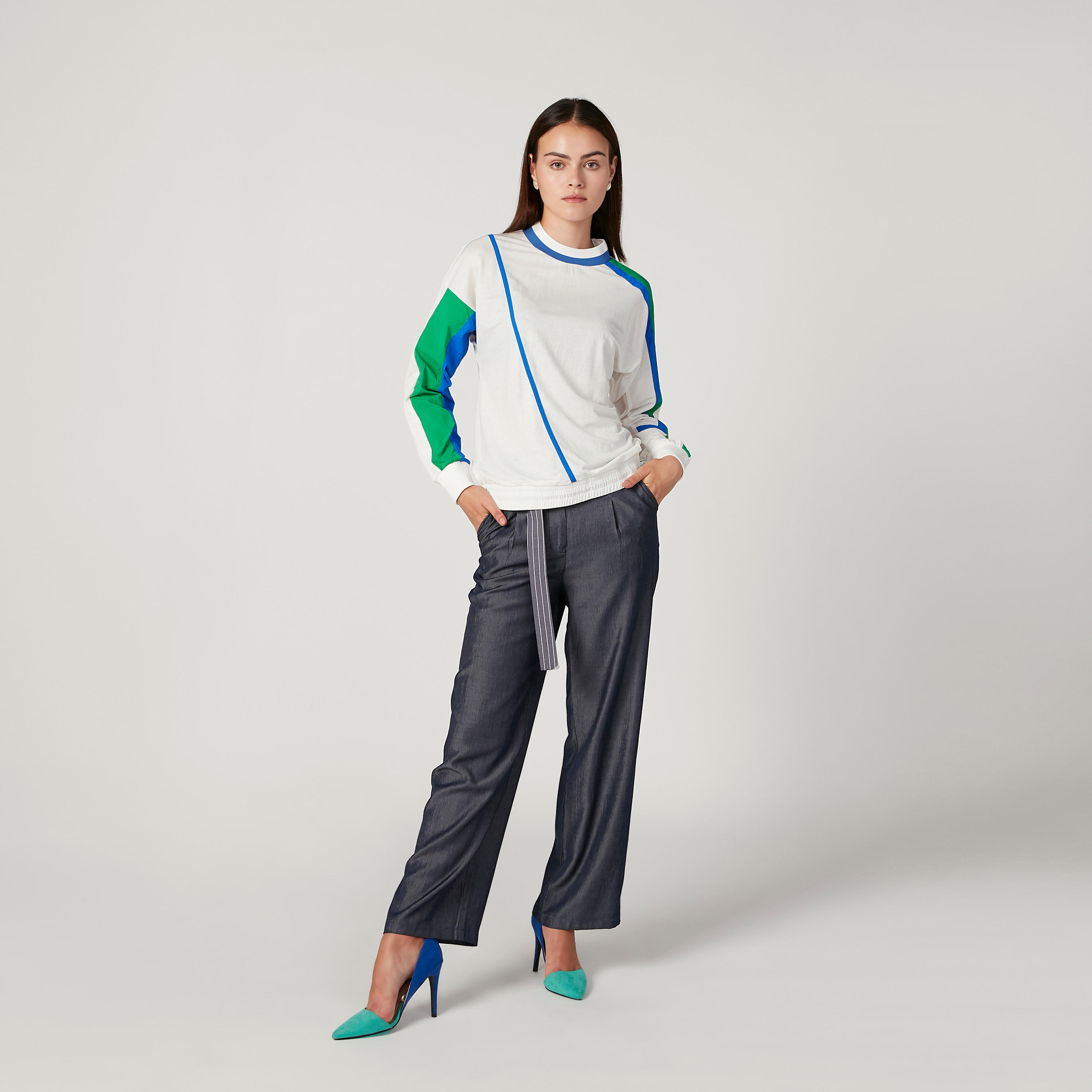 Iconic Plain Sweatshirt with Crew Neck and Long Sleeves-women-winterwear-hoodiesandsweatshirts-sweatshirts-image-2