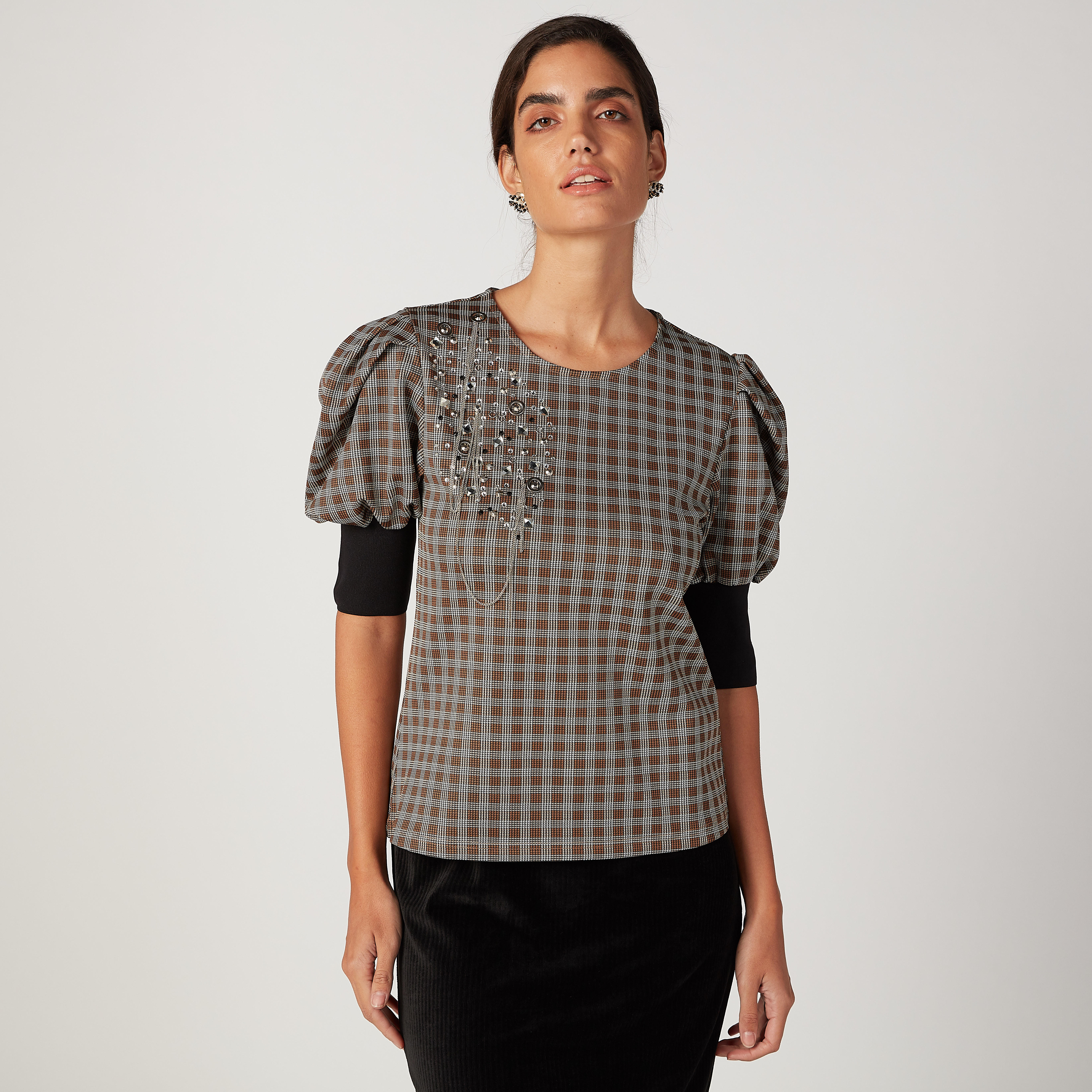بلوزة مزيّنة بياقة قارب وأكمام قصيرة من آيكونيك-women-clothing-shirtsandblouses-blouses-image-1