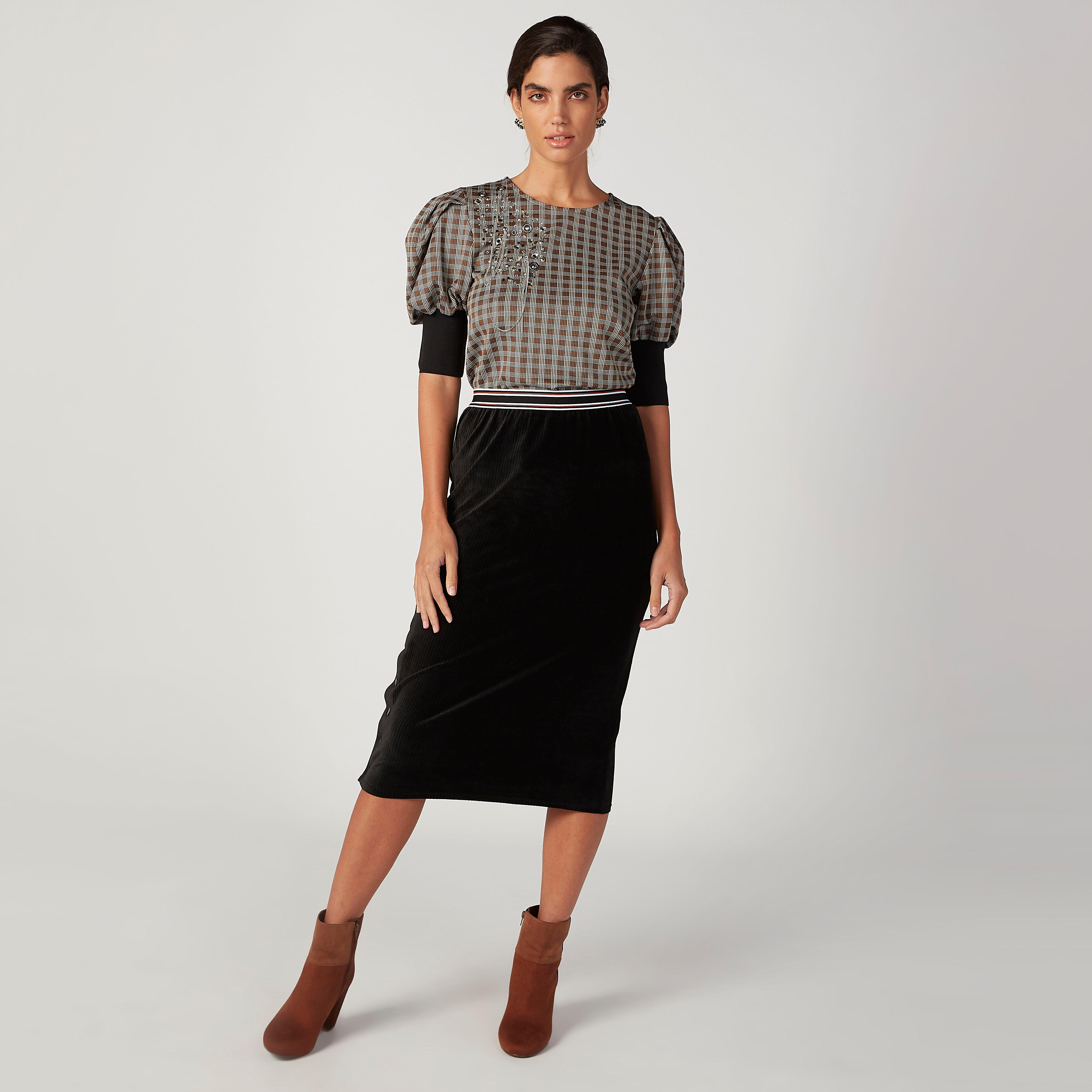 بلوزة مزيّنة بياقة قارب وأكمام قصيرة من آيكونيك-women-clothing-shirtsandblouses-blouses-image-2