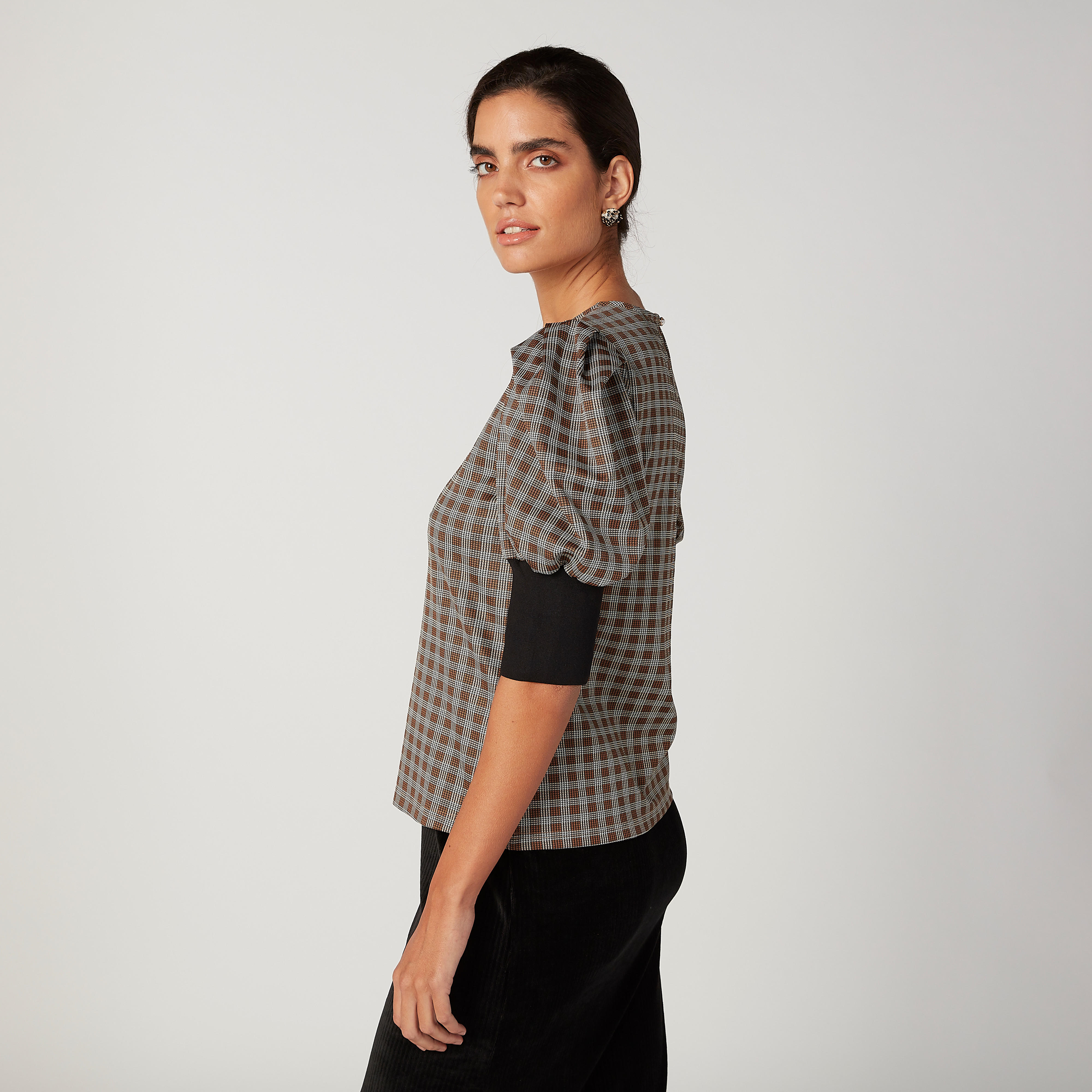 بلوزة مزيّنة بياقة قارب وأكمام قصيرة من آيكونيك-women-clothing-shirtsandblouses-blouses-image-5