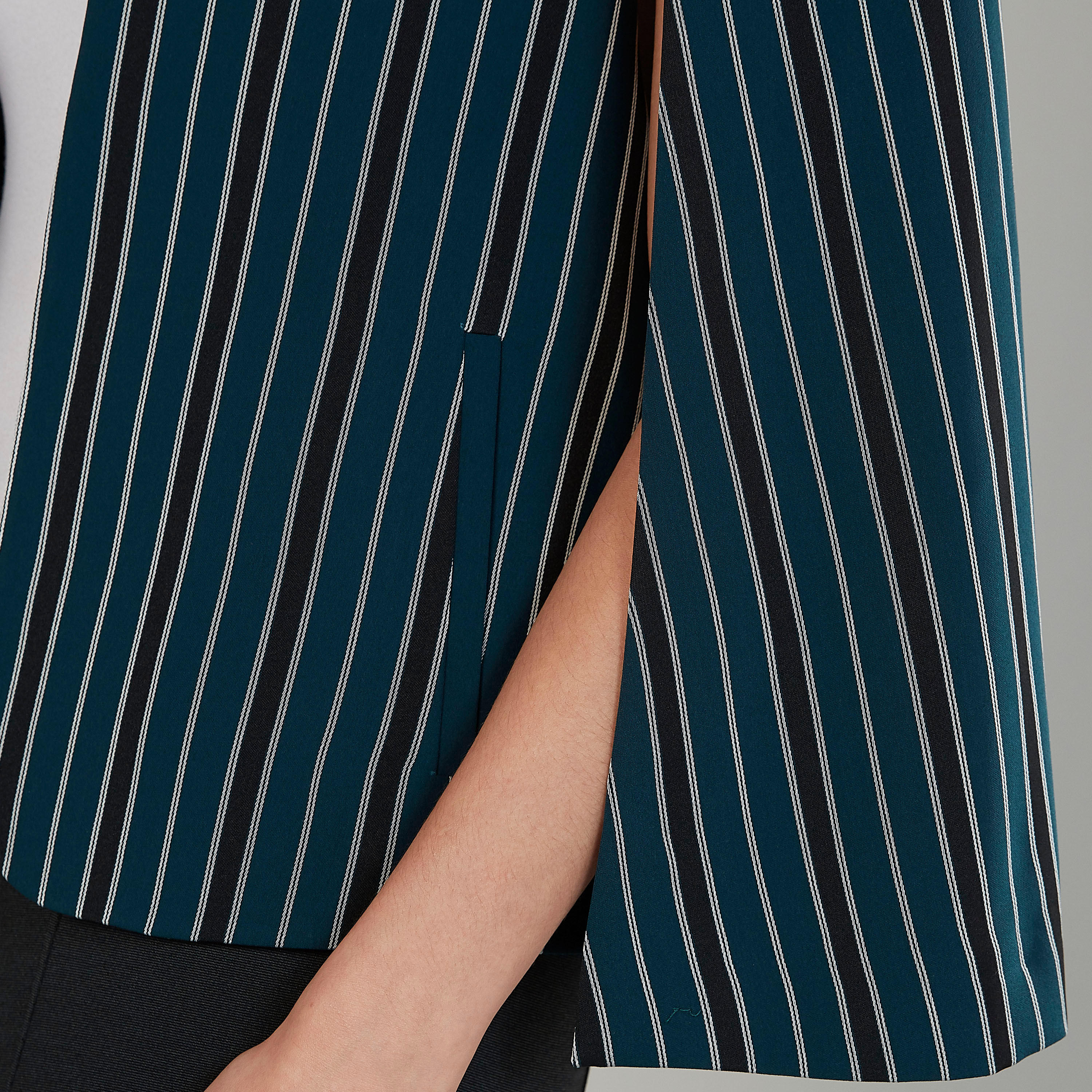 جاكيت فضفاض مخطط بأكمام طويلة من آيكونيك-women-winterwear-coatsandjackets-jackets-image-3
