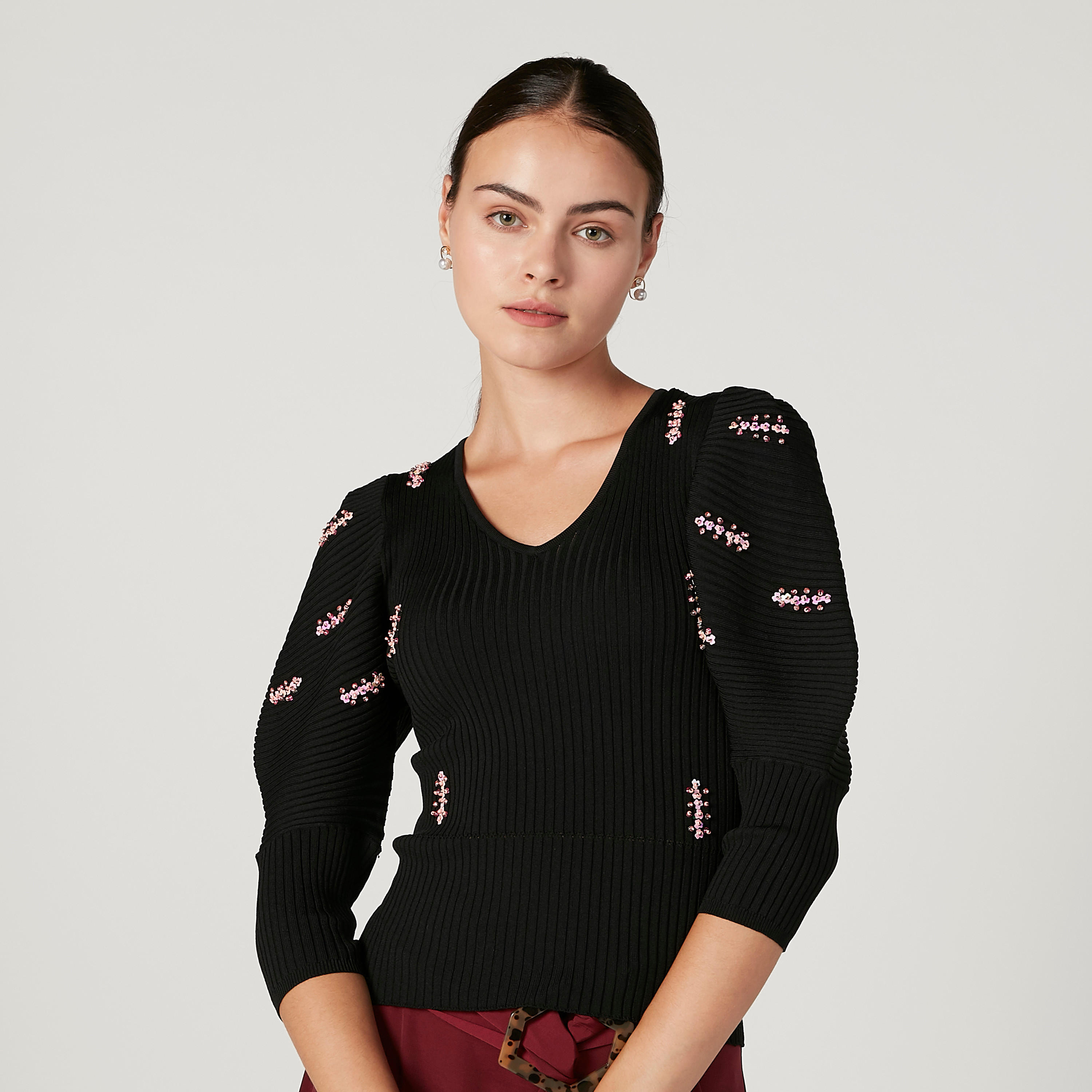 بلوزة مطابقة للجسم بارزة الملمس بياقة V وأكمام 3\4 من آيكونيك-women-clothing-shirtsandblouses-blouses-image-1