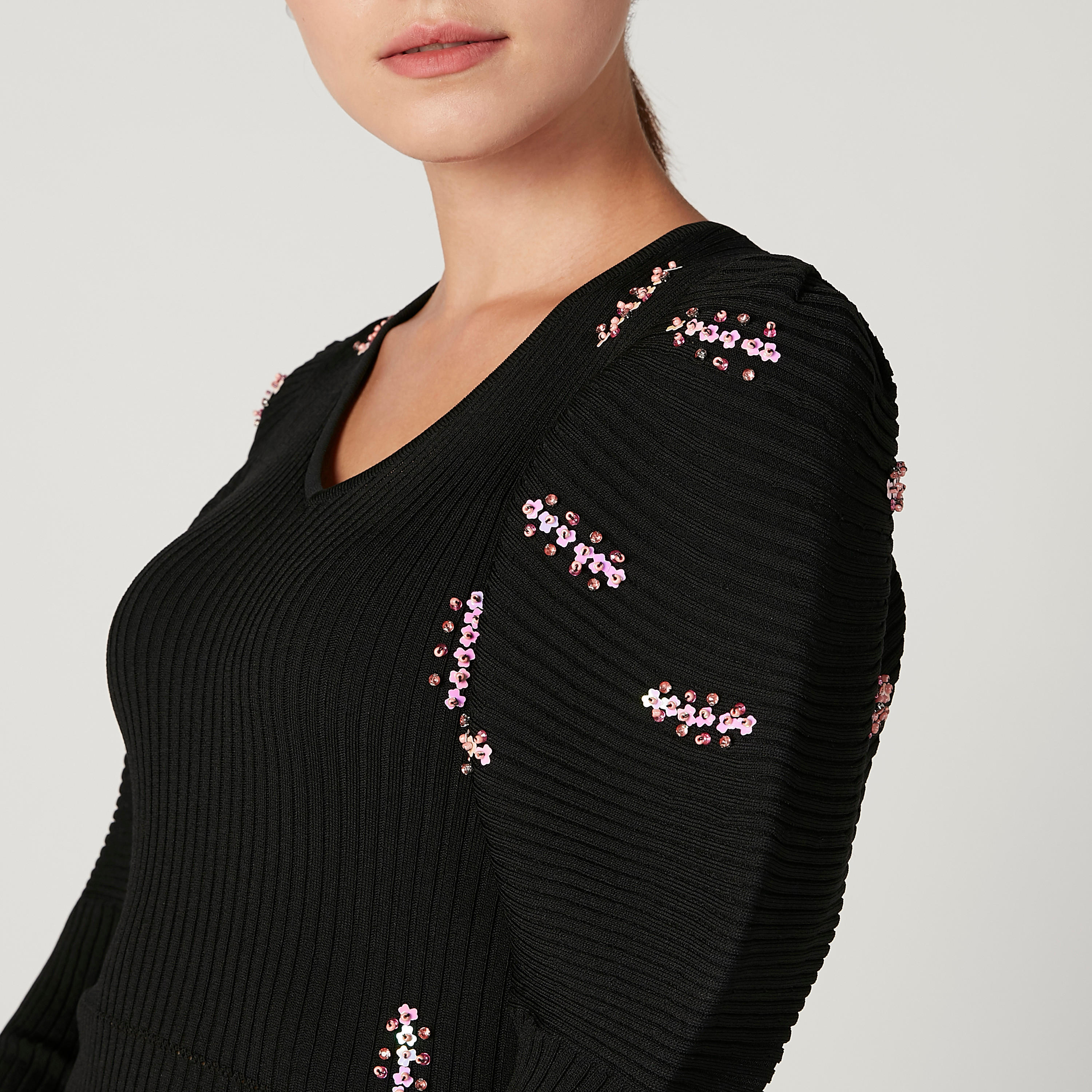 بلوزة مطابقة للجسم بارزة الملمس بياقة V وأكمام 3\4 من آيكونيك-women-clothing-shirtsandblouses-blouses-image-3
