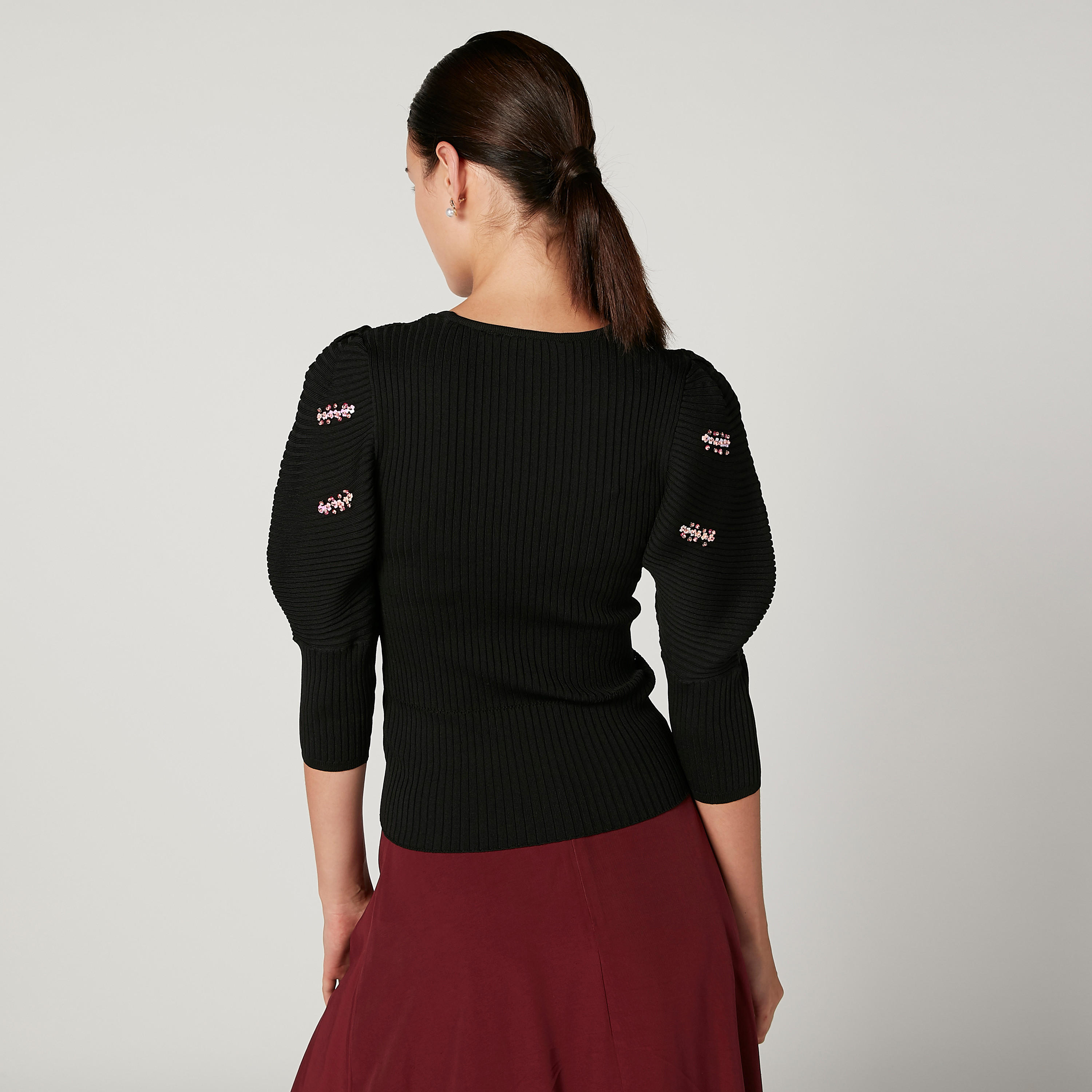 بلوزة مطابقة للجسم بارزة الملمس بياقة V وأكمام 3\4 من آيكونيك-women-clothing-shirtsandblouses-blouses-image-4