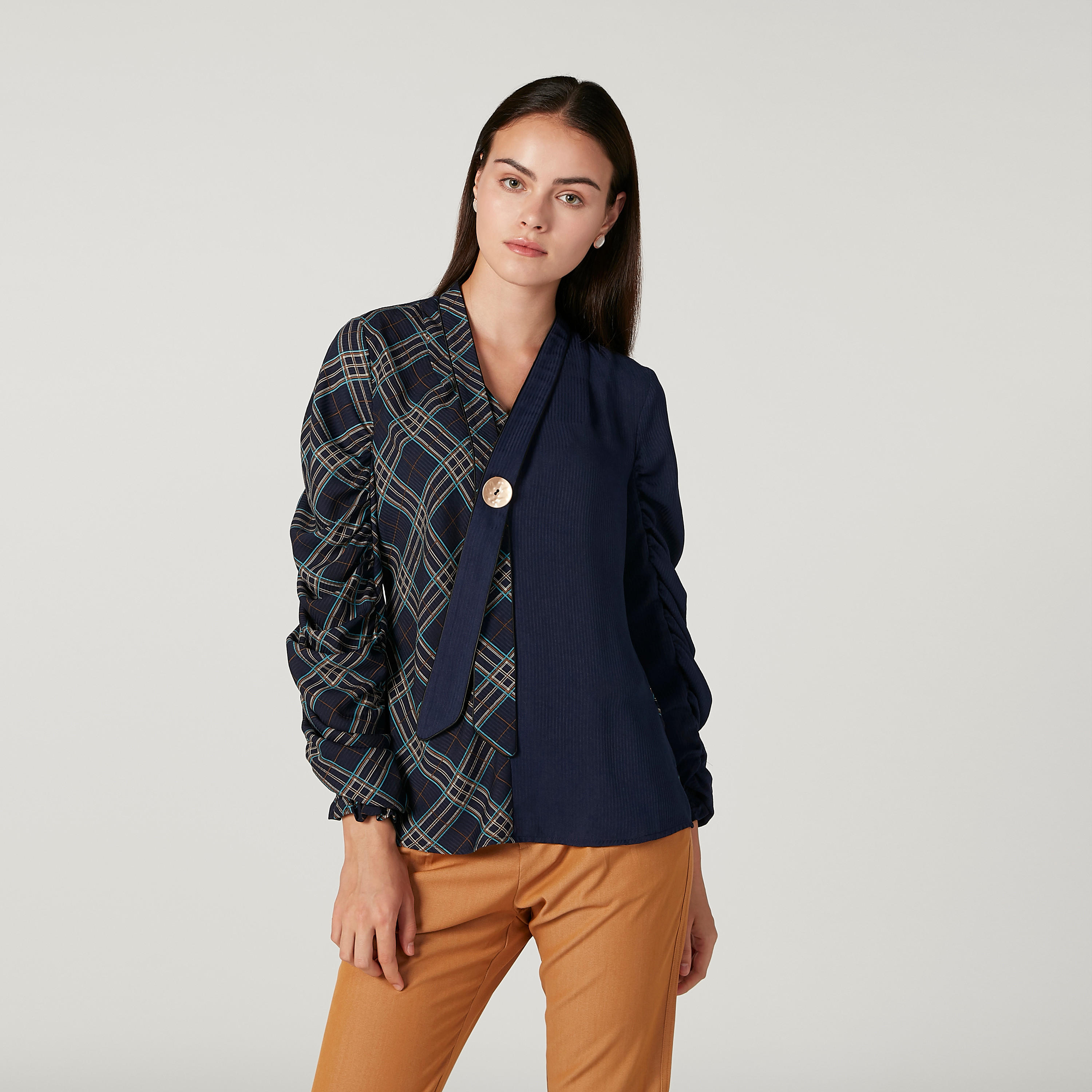بلوزة كاروهات بياقة V وأكمام طويلة من آيكونيك-women-clothing-shirtsandblouses-blouses-image-1