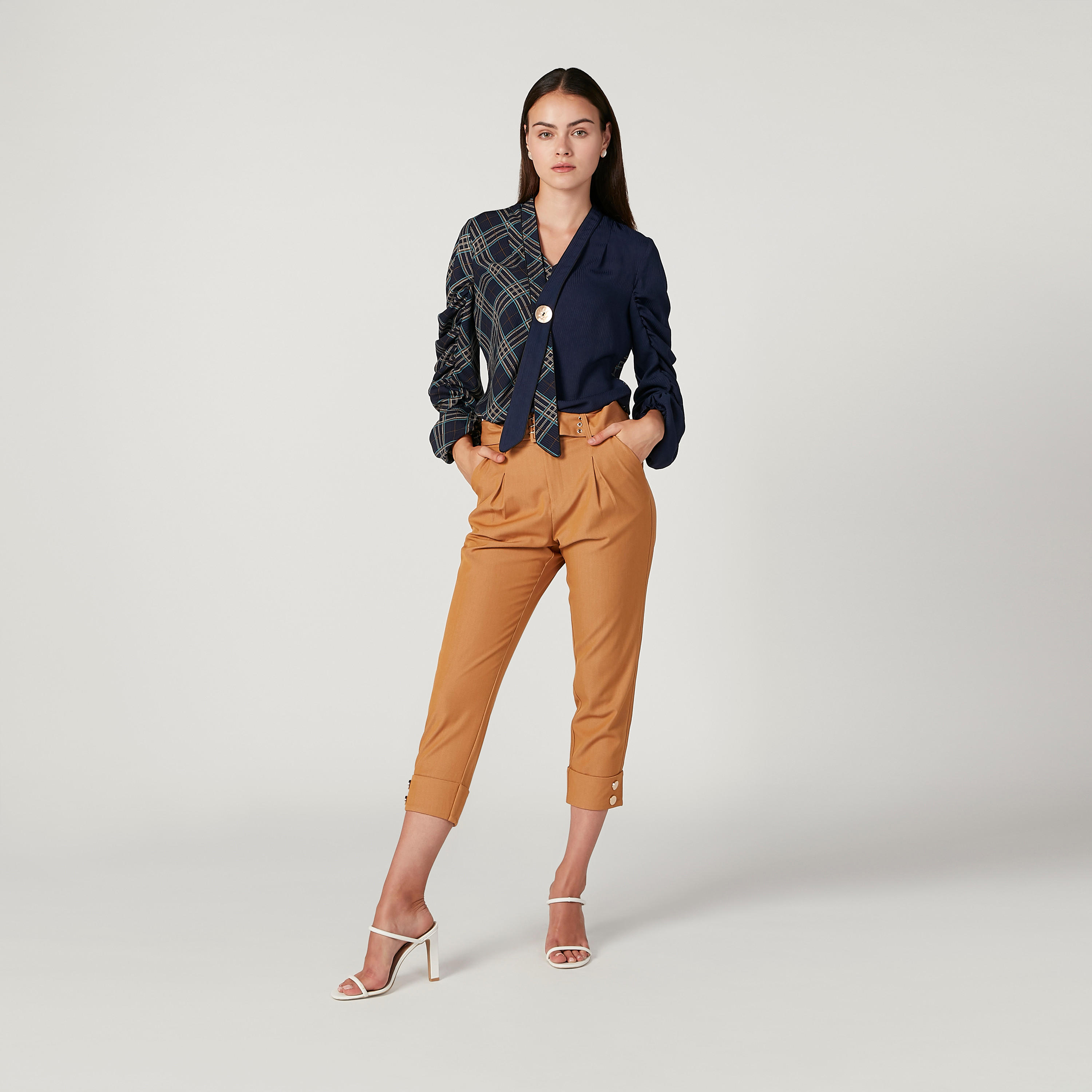 بلوزة كاروهات بياقة V وأكمام طويلة من آيكونيك-women-clothing-shirtsandblouses-blouses-image-2