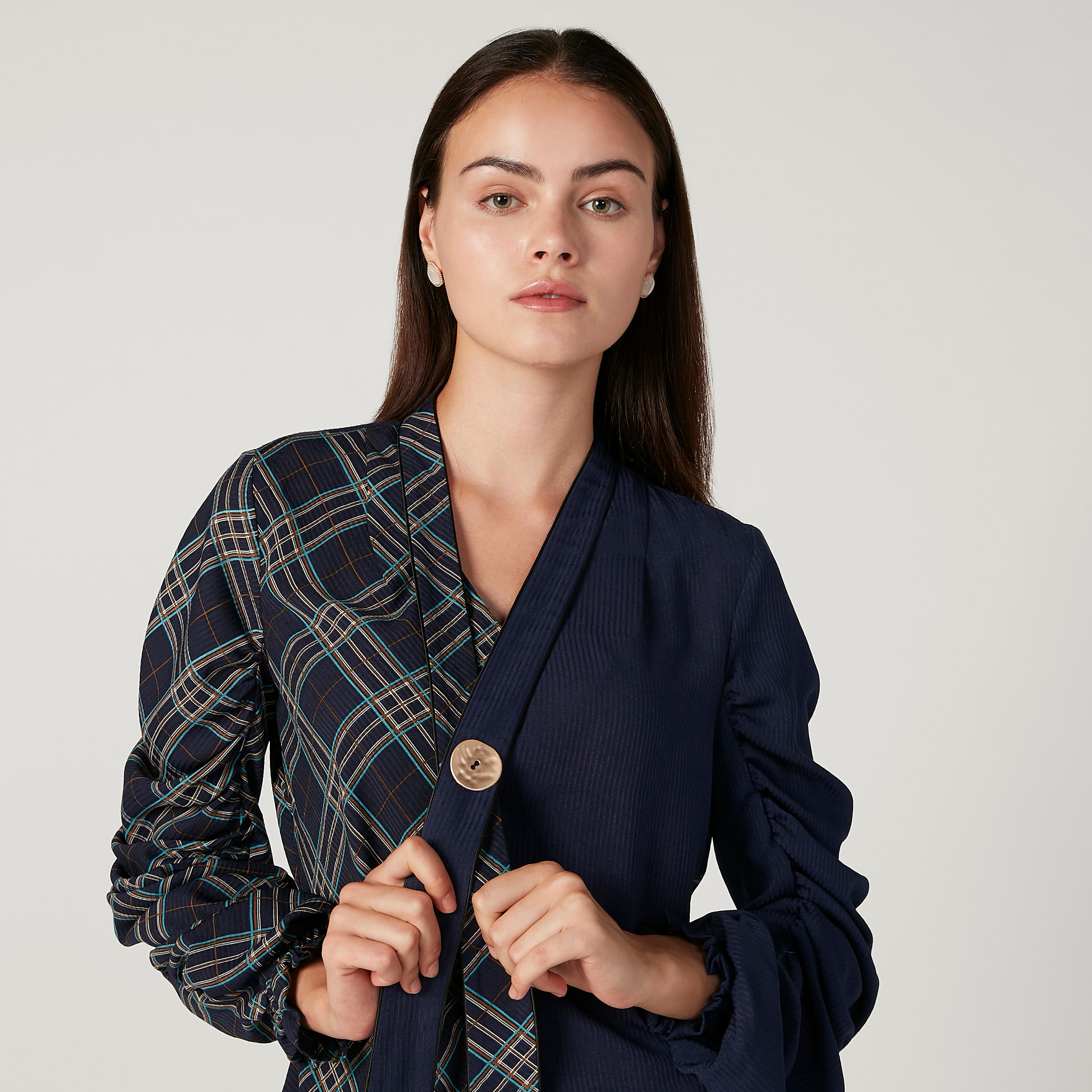 بلوزة كاروهات بياقة V وأكمام طويلة من آيكونيك-women-clothing-shirtsandblouses-blouses-image-3