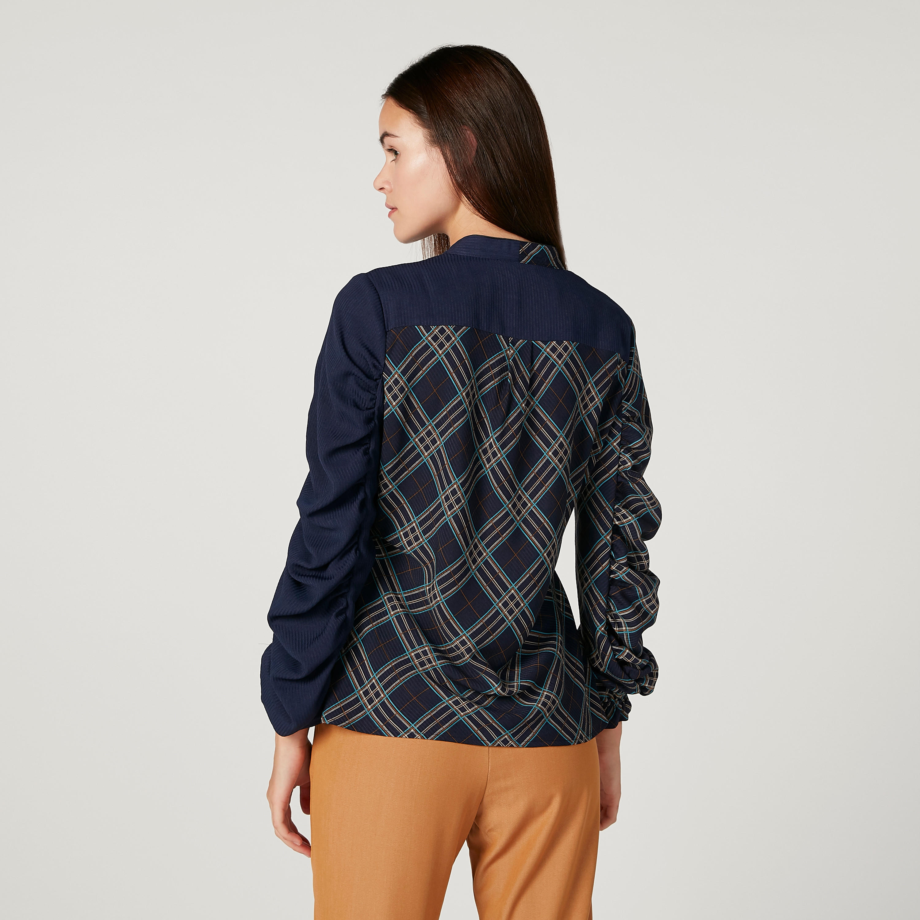 بلوزة كاروهات بياقة V وأكمام طويلة من آيكونيك-women-clothing-shirtsandblouses-blouses-image-4