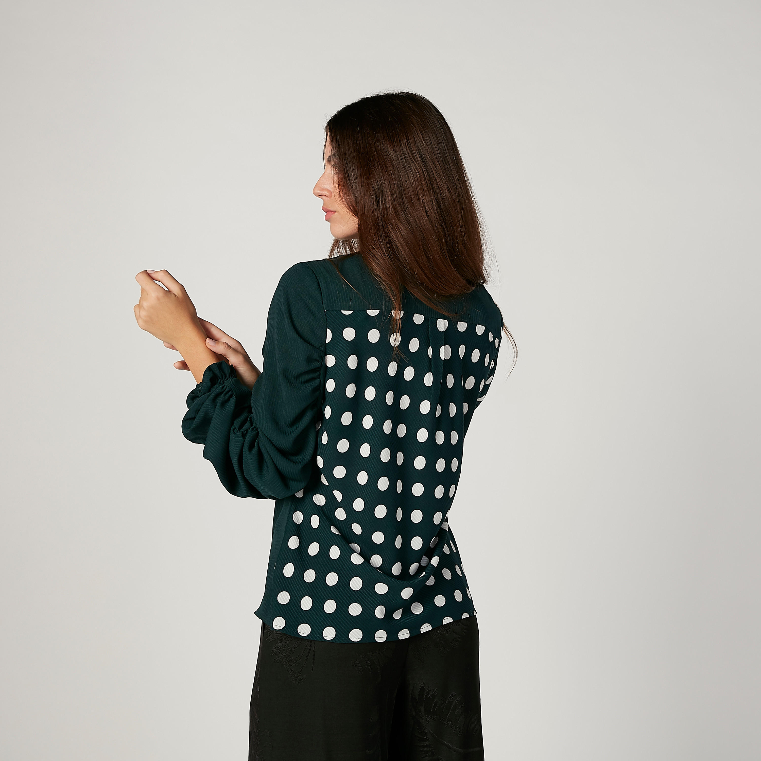 بلوزة بياقة V وأكمام طويلة وطبعات منقّطة من آيكونيك-women-clothing-shirtsandblouses-blouses-image-4
