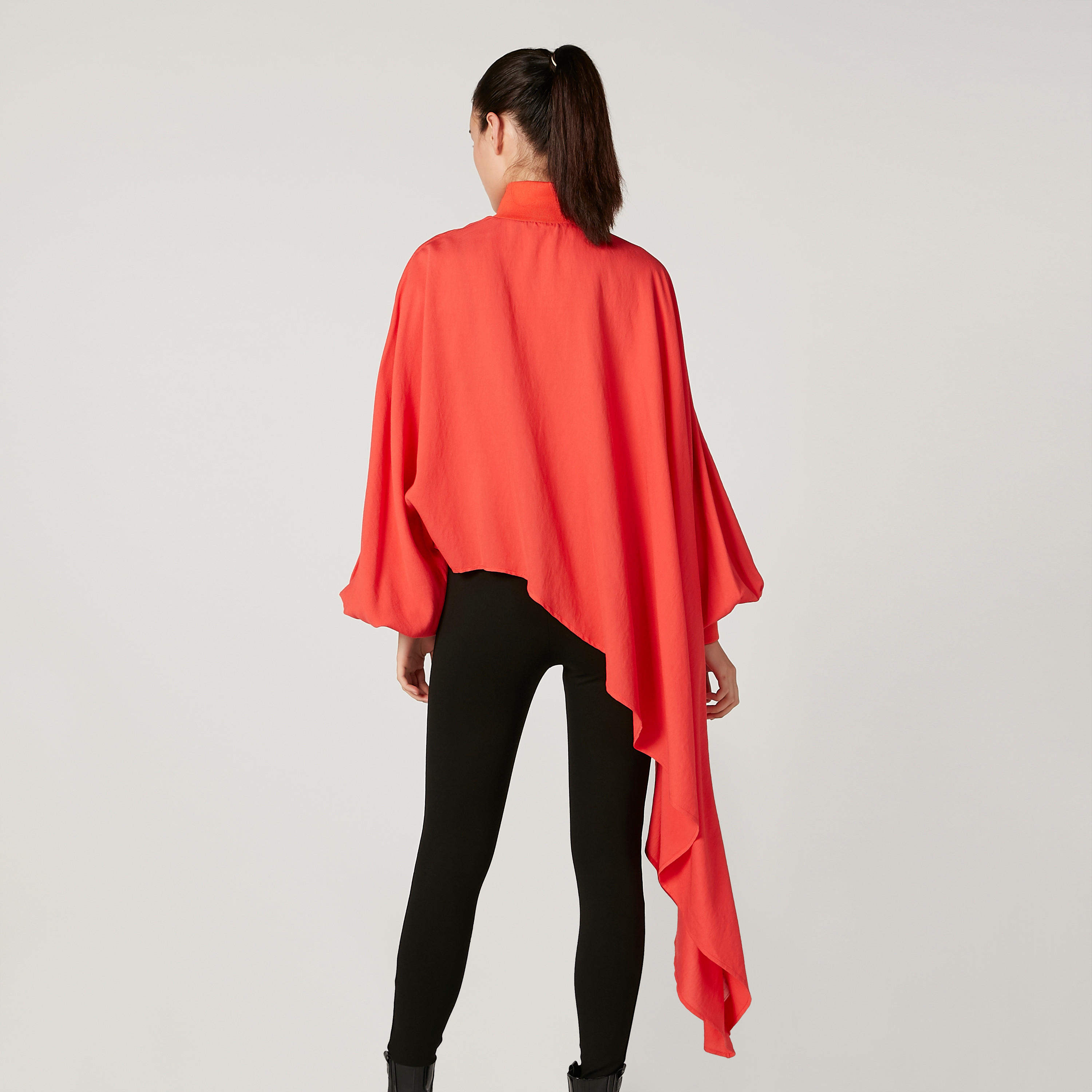 بلوزة طويلة بأطراف غير مستوية وياقة عالية من آيكونيك-women-clothing-shirtsandblouses-blouses-image-1
