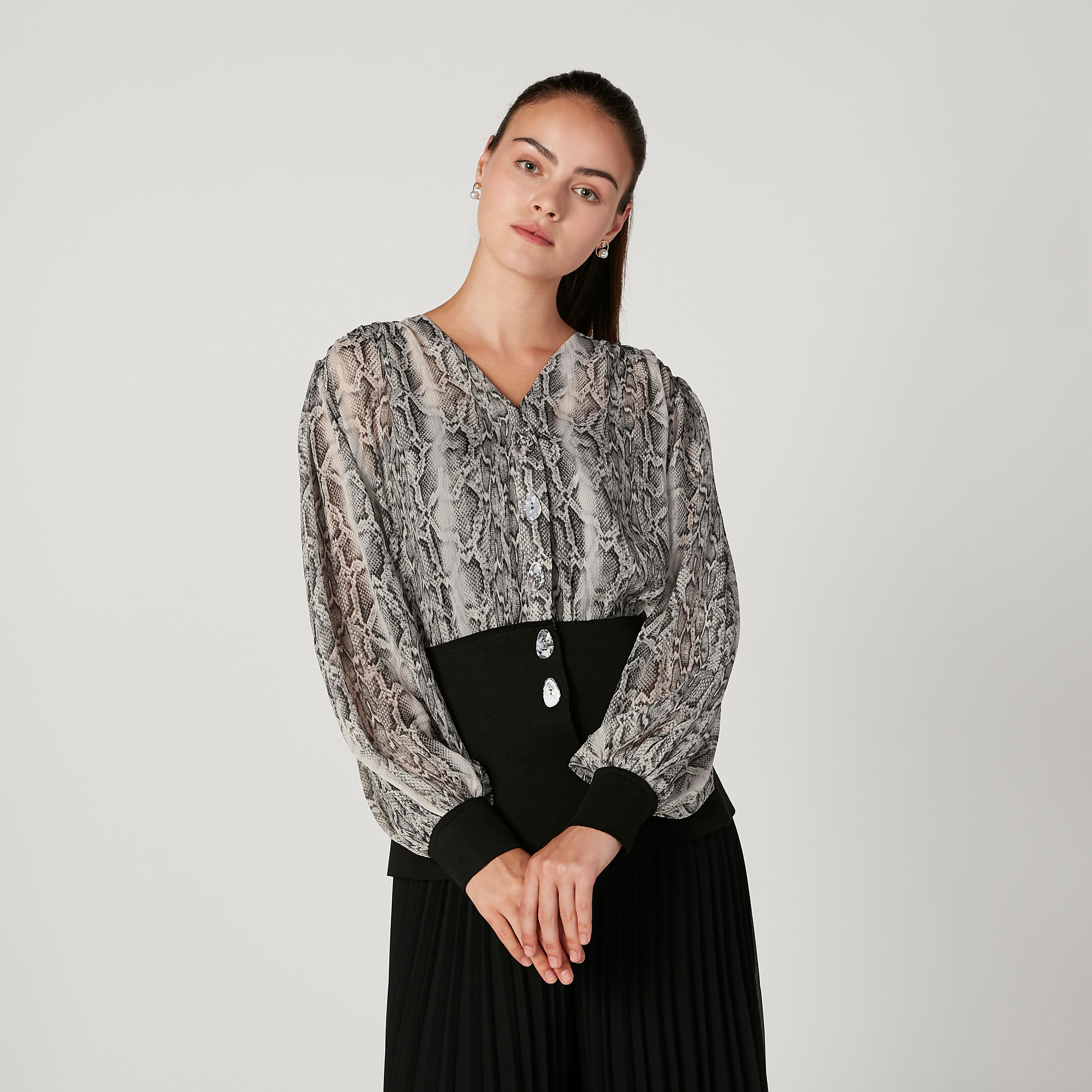 بلوزة بياقة V وأكمام بيشوب وطبعات حيوانات من آيكونيك-women-clothing-shirtsandblouses-blouses-image-1